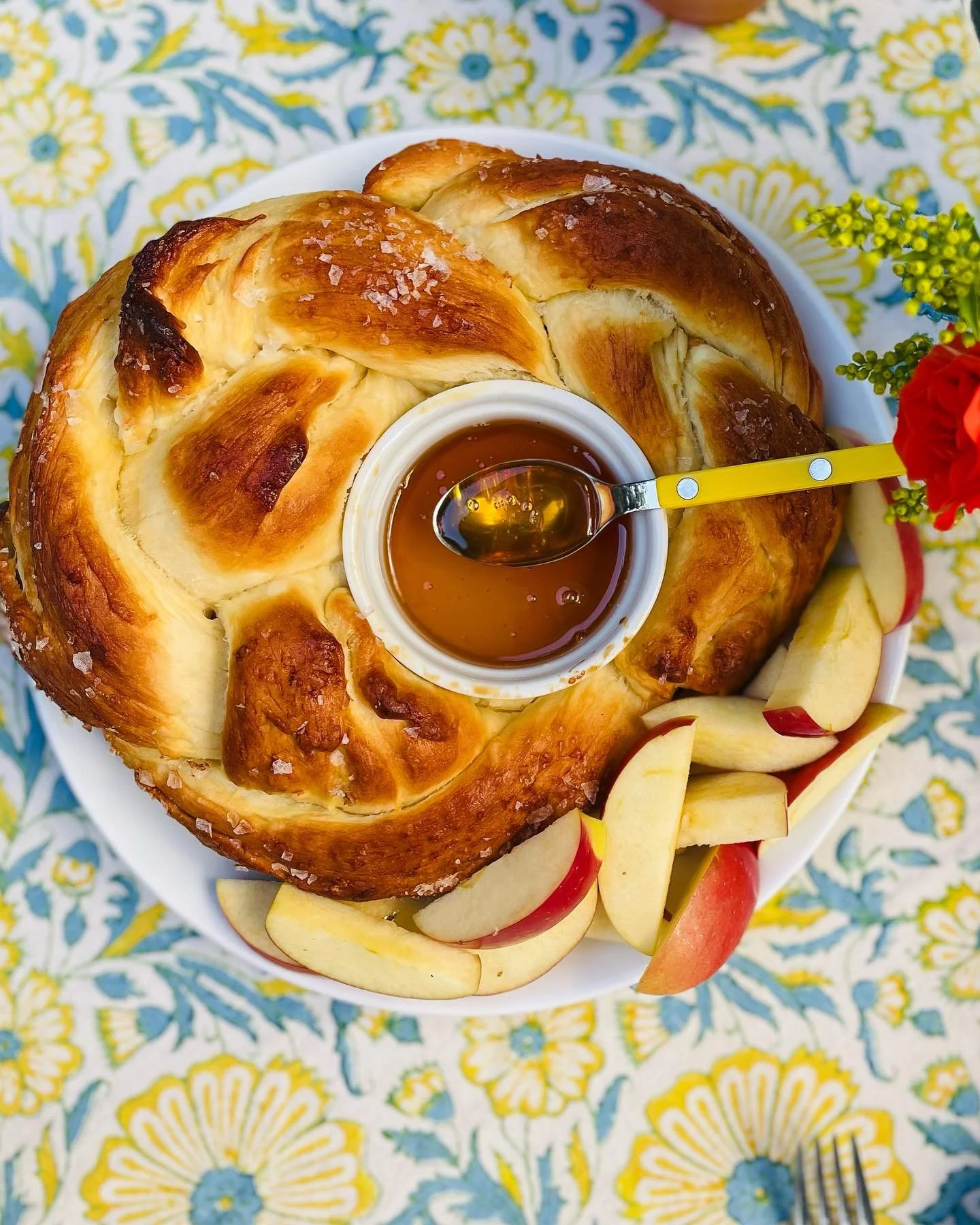 Wishing everyone a sweet new year 🍞🍎🍯❤️ #challahonthehill #roshhashanah