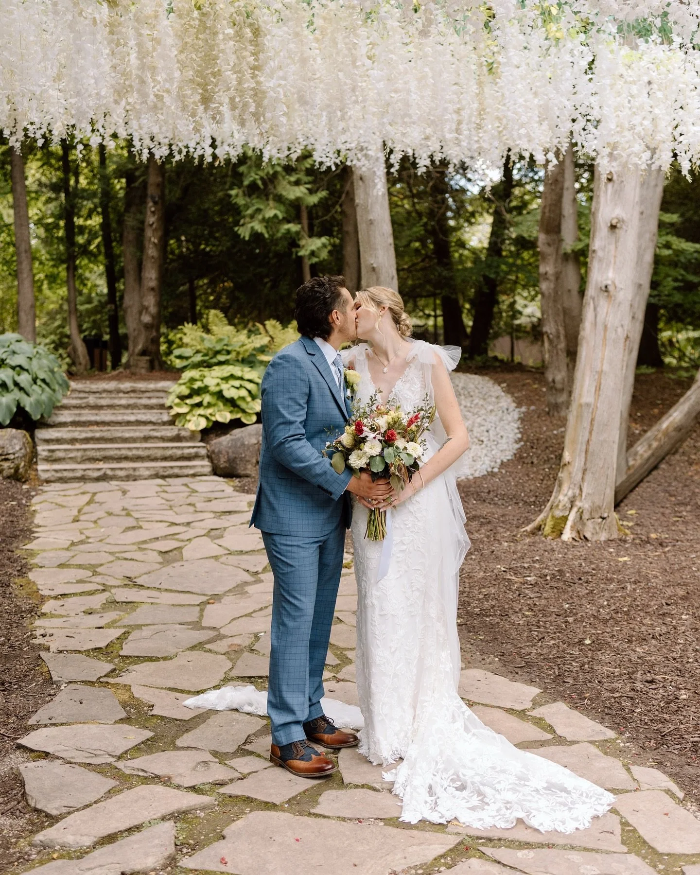 Amy + Brody&rsquo;s stunning wedding day from the beginning of September. Check out those hanging florals that made for the most whimsical ceremony space ✨ 

Second shot for @nicolejohnsonphoto 

#ontarioweddingphotographer #barrieweddingphotographer