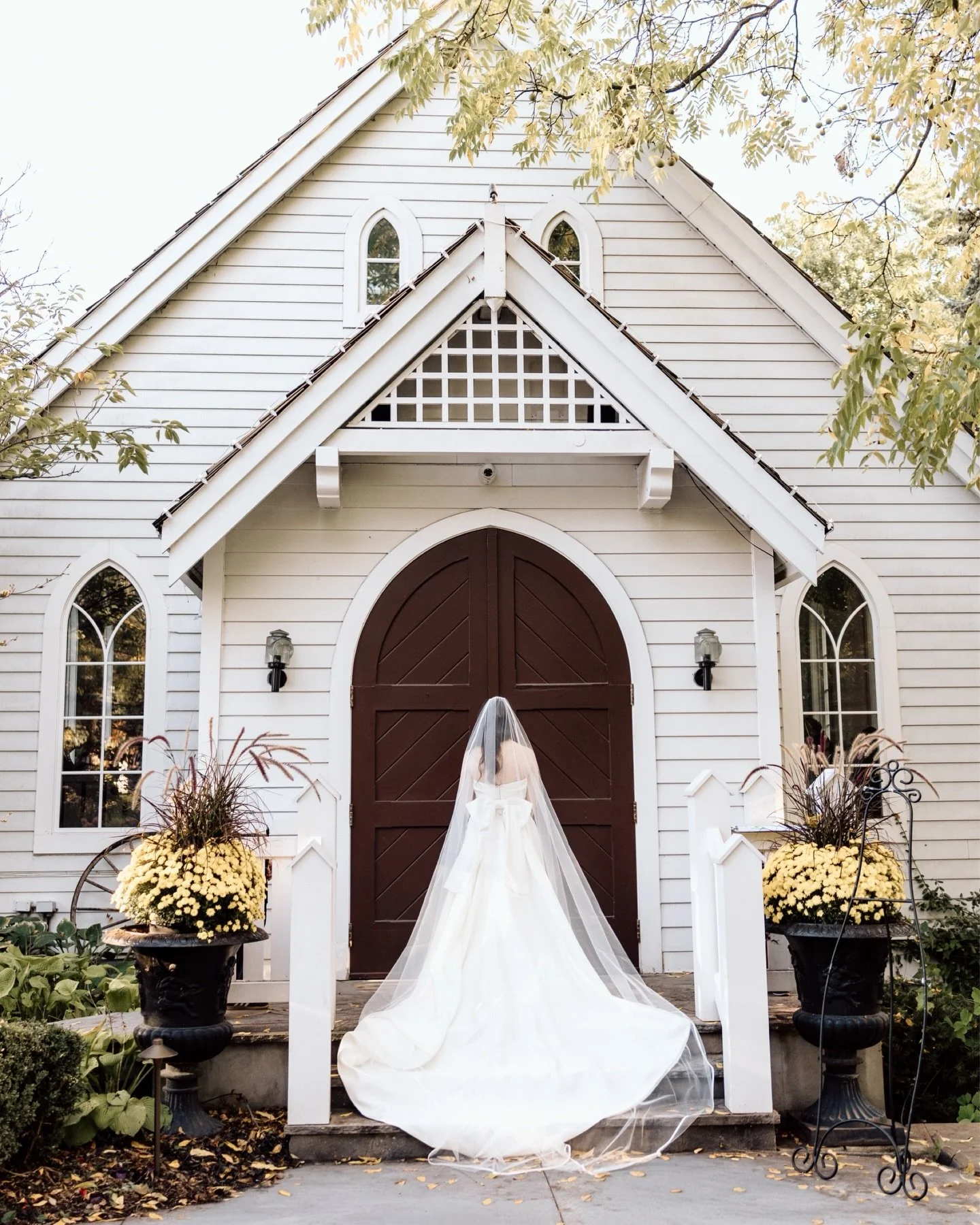 Moments from another day spent photographing love 🤍 Elizabeth + Nick finished off their ceremony by ringing the chapel bell which made for such fun exit photos 

Second shot for @nicolejohnsonphoto