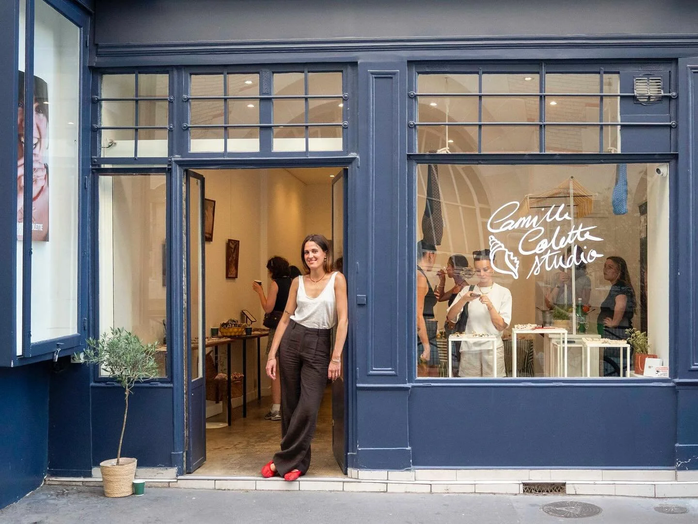 Retour sur mon stop parisien à l’occasion du pop-up store de CAMILLE COLETTE STUDIO 🐚✨
Une marque de bijoux de haute fantaisie qui évoque l’esprit des vacances toute l’année. Chaque pièce est imagin&eac
