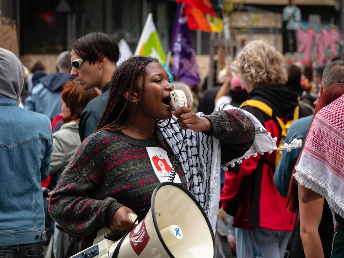 Une journée où la pluie n’a pas éteint l’énergie collective. Partout en France, des milliers de personnes se sont mobilisés dans les rues pour déployer le mouvement « Bloquons tout 