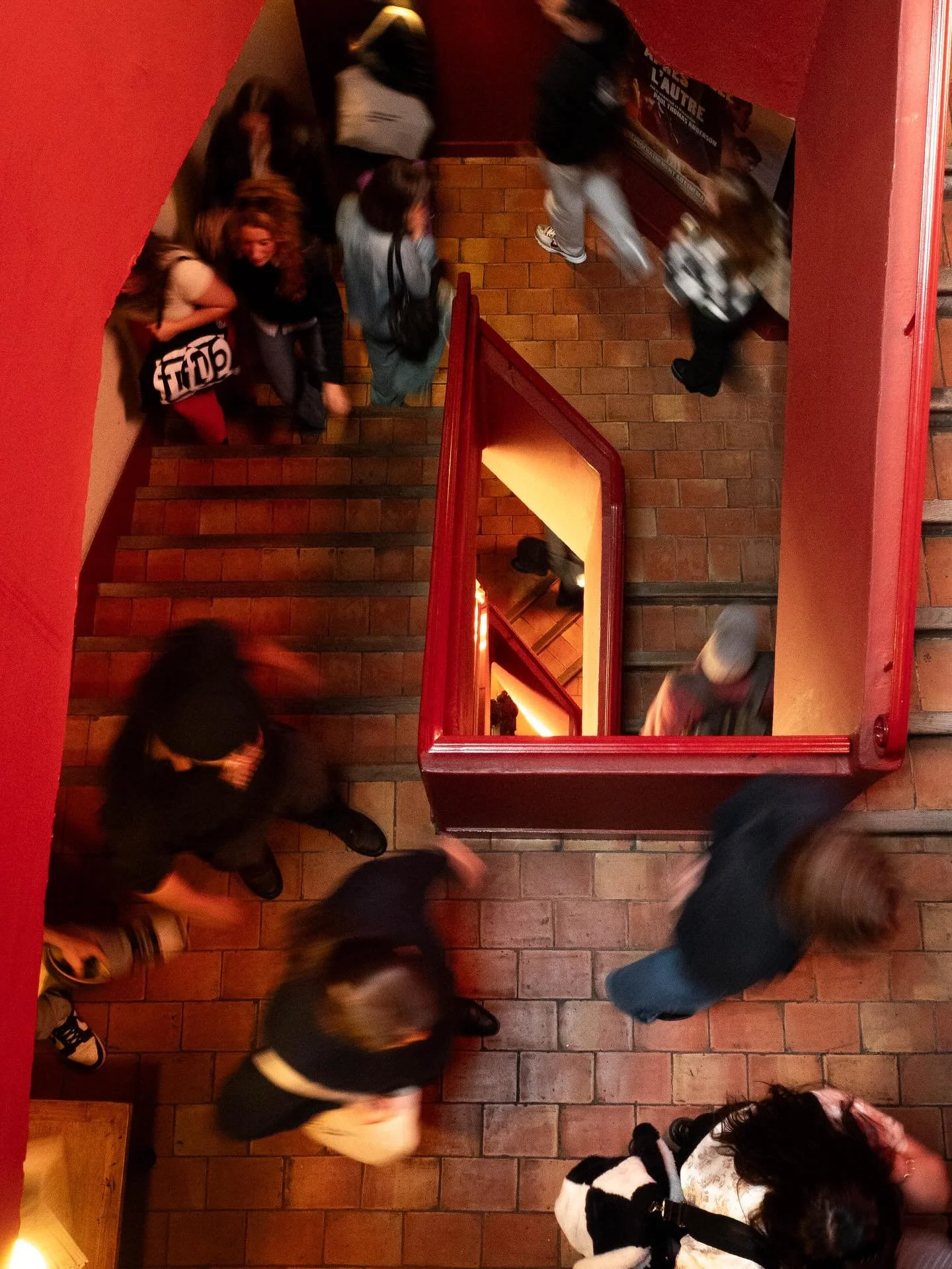 Premi&egrave;re s&eacute;lection d&rsquo;images pour le @fifib33 💜
L&rsquo;&eacute;dition 2025, plac&eacute;e sous le th&egrave;me de &laquo;&nbsp;L&rsquo;&oelig;il du cyclone&nbsp;&raquo;, a r&eacute;affirm&eacute; pour sa 15e &eacute;dition son es