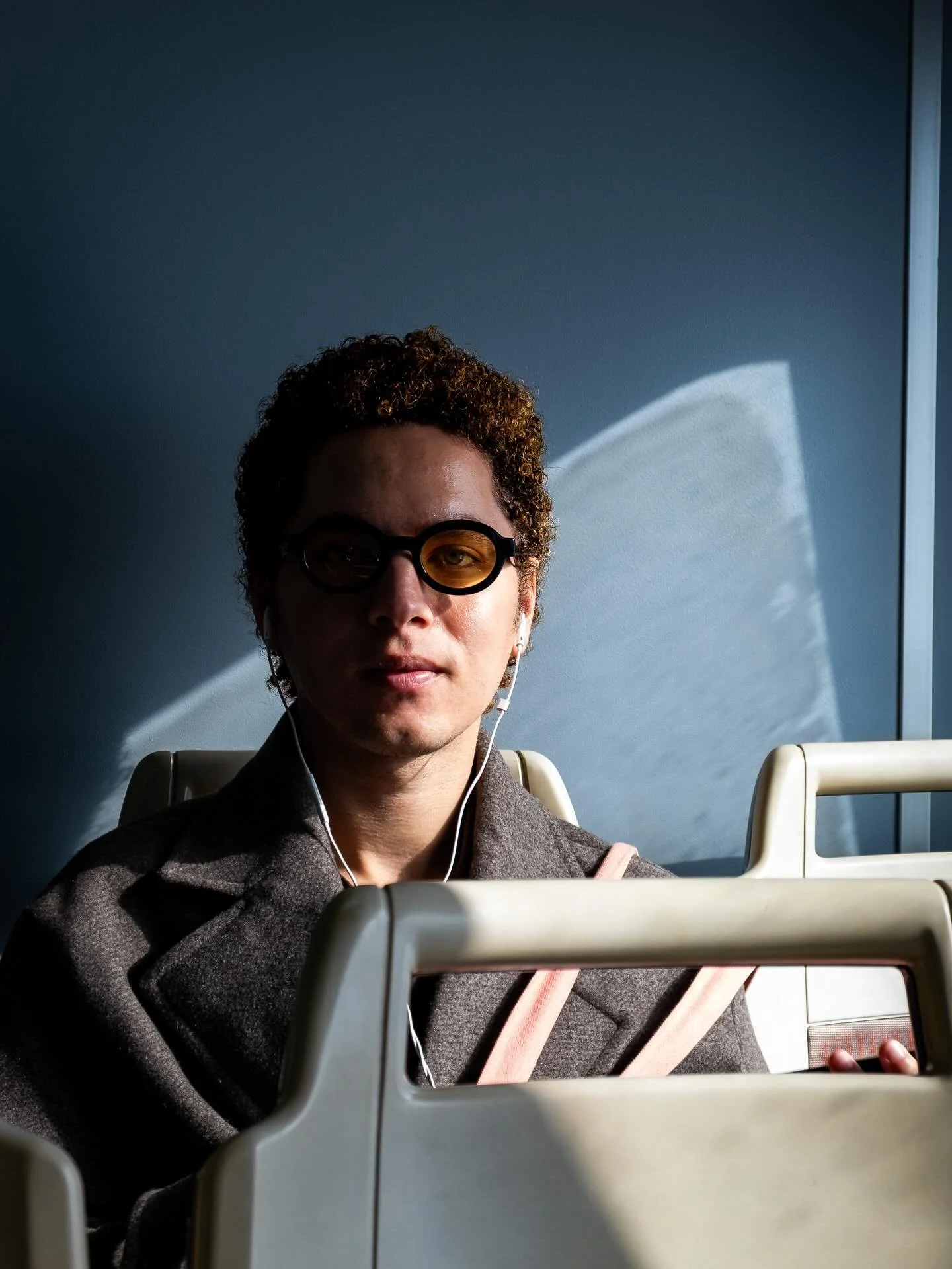 Lisboa &mdash; &agrave; bord du ferry reliant Almada &agrave; Chiado, la lumi&egrave;re attire mon attention. Malgr&eacute; l&rsquo;air froid, le soleil traverse les vitres et dessine des reflets sur les visages. Un jeune homme se d&eacute;tache, la 