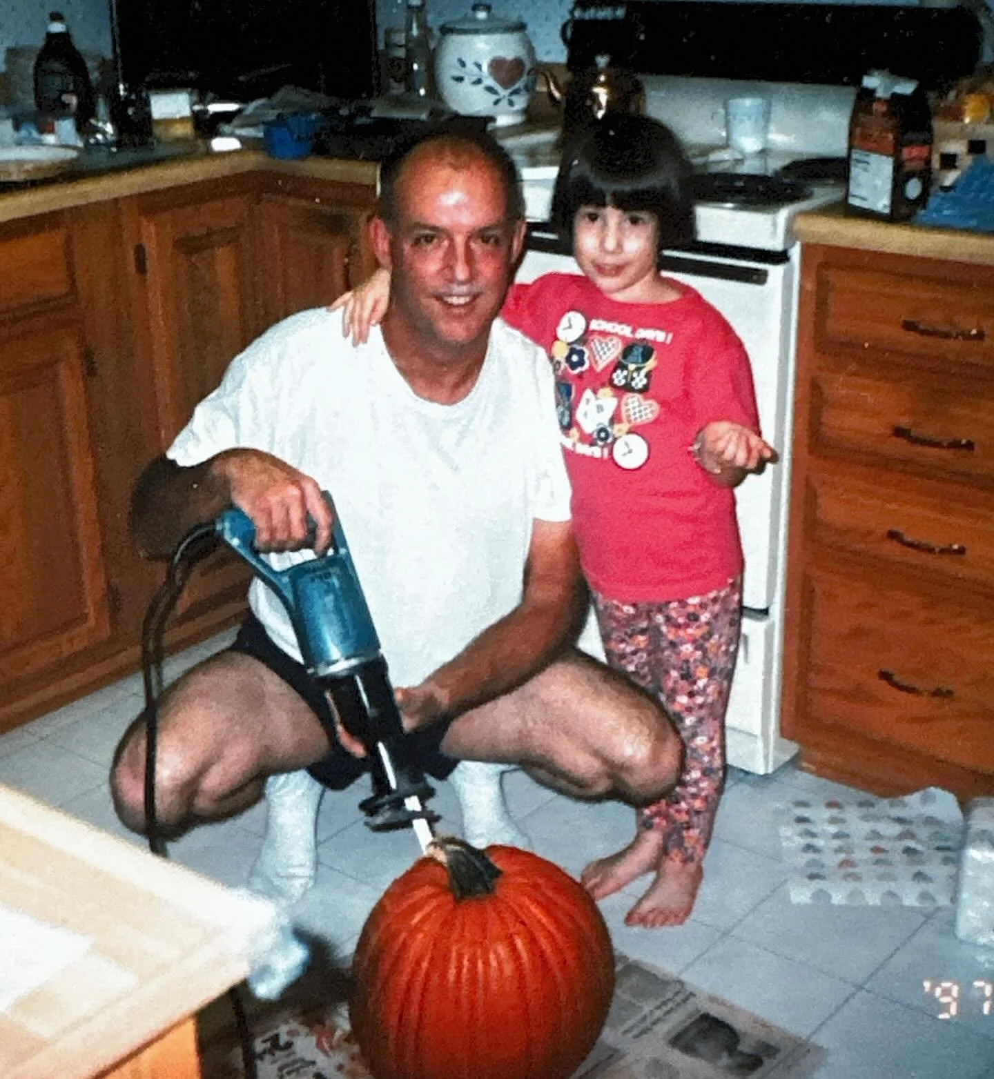 Wishing everyone a safe and spooky Halloween! 

A throwback of me and my dad from 1997. This is how we carved pumpkins around here 🎃 Thanks @makitatools!