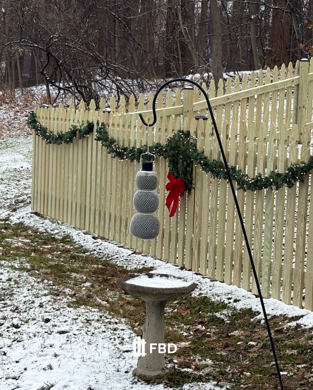 Do you know what we LOVE? 

Seeing pics of your FBD fence after we&rsquo;ve left. We love to see how it&rsquo;s supporting you and your family. 

🎄Whether it&rsquo;s Christmas decorations.

🐾Your pup exploring their yard freely for the first time. 
