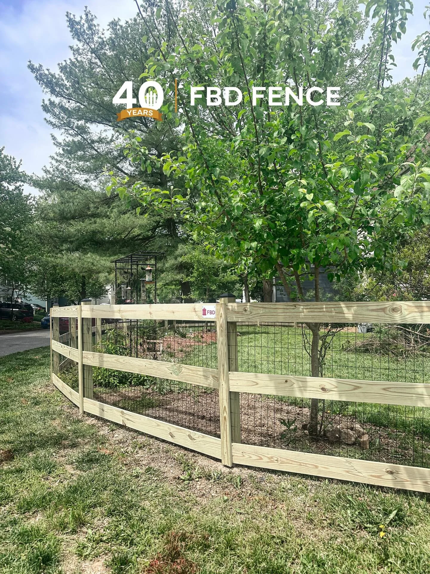 It might be chillier this Sunday morning🥶, but I know one family that&rsquo;s excited to be able to open their door to let their pup outside! 

Beautiful new 3-board paddock fence in Columbia by John and Tim! 

#fencesbydoug #fbdfence #howardcountym