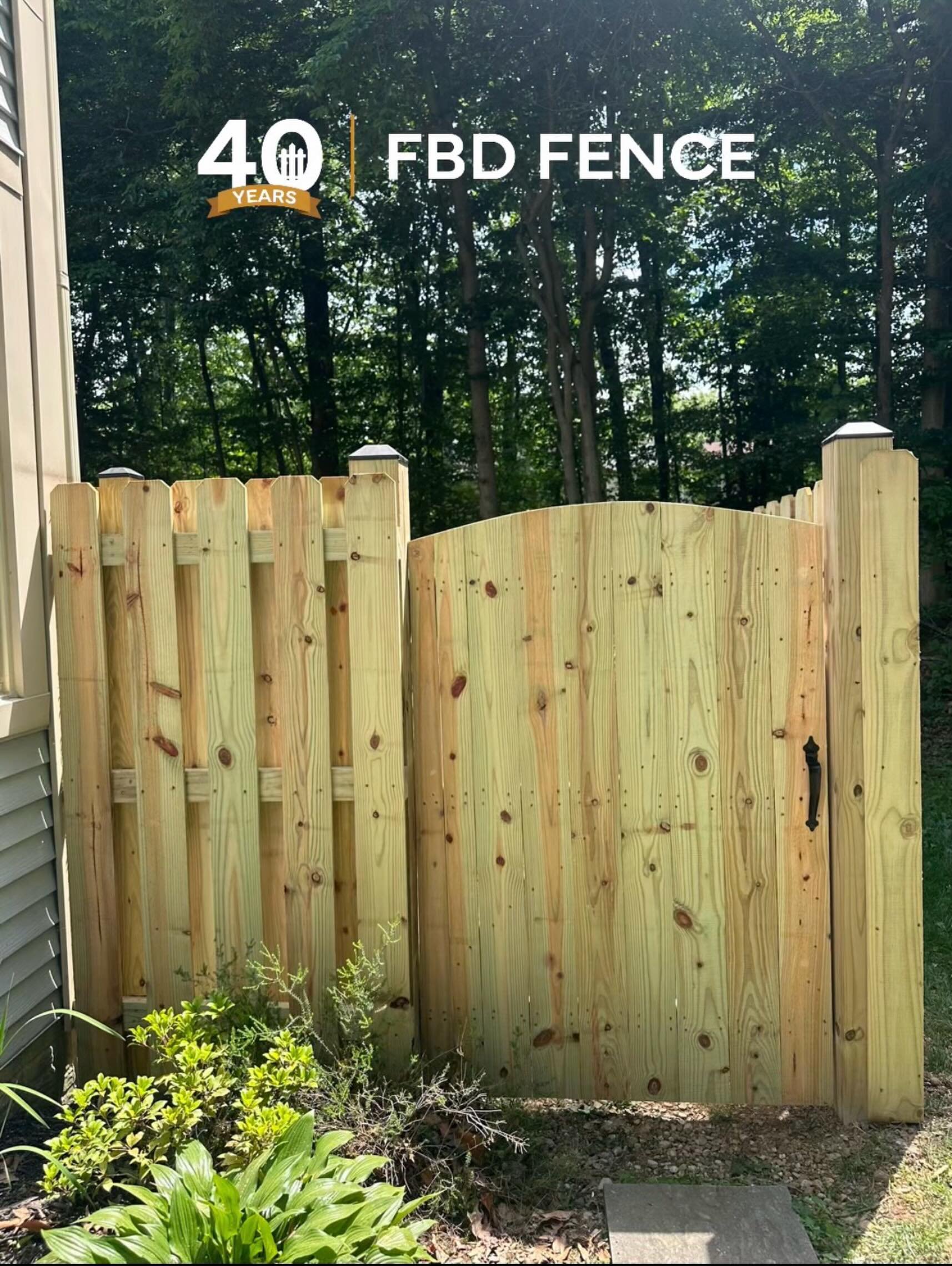 Quick and dirty board-on-board replacement for these lovely townhome customers! 

John and Tim completed the tear-out and new build in the same day! 🤩

Even in a smaller yard, a new fence can make all the difference. I know this family is looking fo
