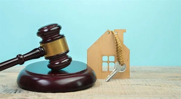 Exekúcia na byte alebo dome: Ako predať nehnuteľnosť skôr, než ju vezme dražba (2025)