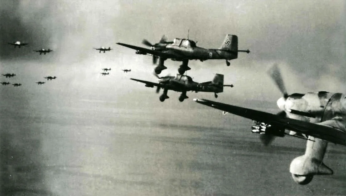 Junkers-Ju-87B-Stuka-I.StG2-Formation-North-Africa-01.jpg