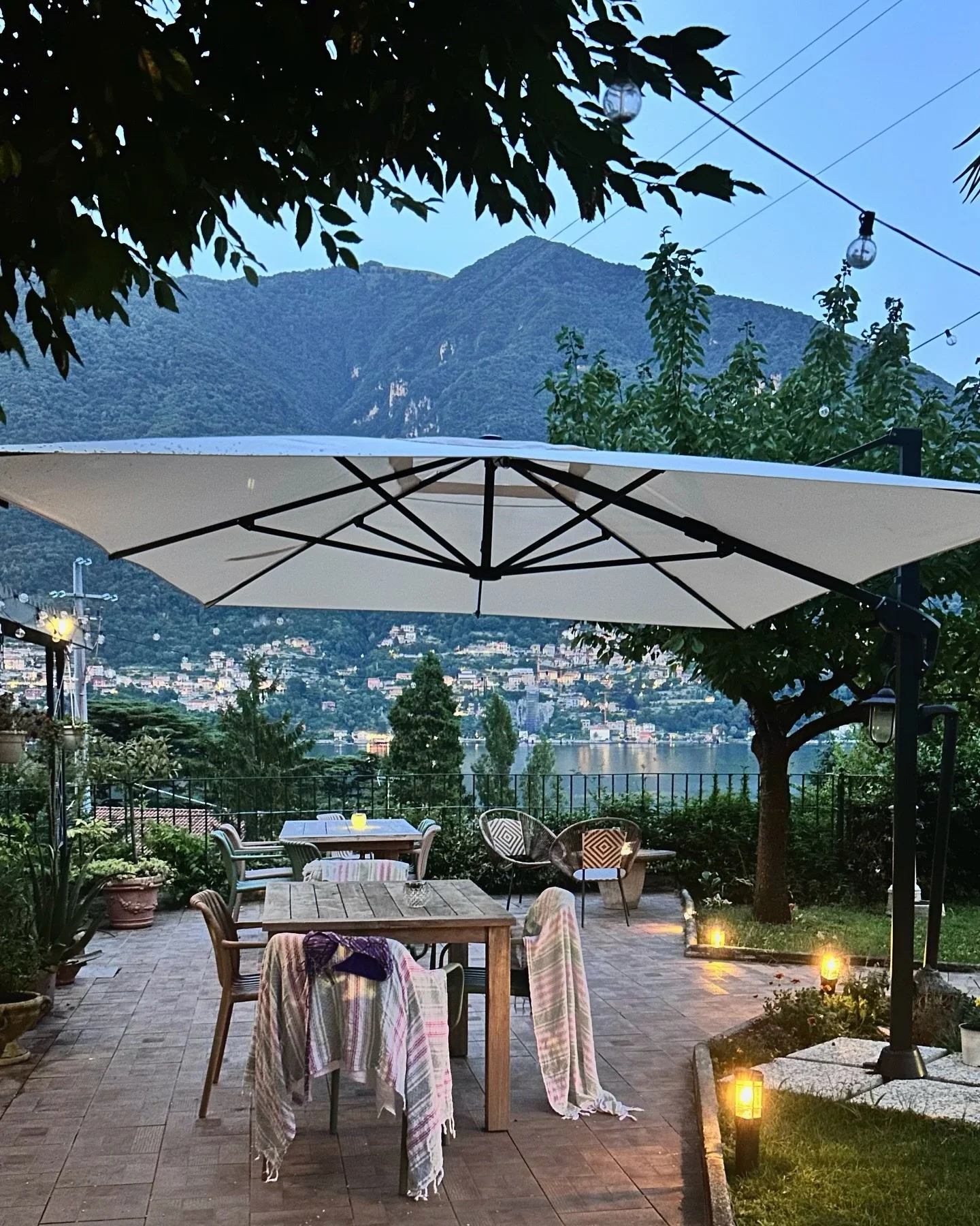 🇬🇧
Golden hour at Ama&rsquo;Ca Dulza.
The swimsuits are drying, the lake is quiet, and the day slows down into pure stillness.
Here, time softens&hellip;

🇮🇹
L&rsquo;ora magica ad Ama&rsquo;Ca Dulza.
I costumi si asciugano, il lago si quieta, e l