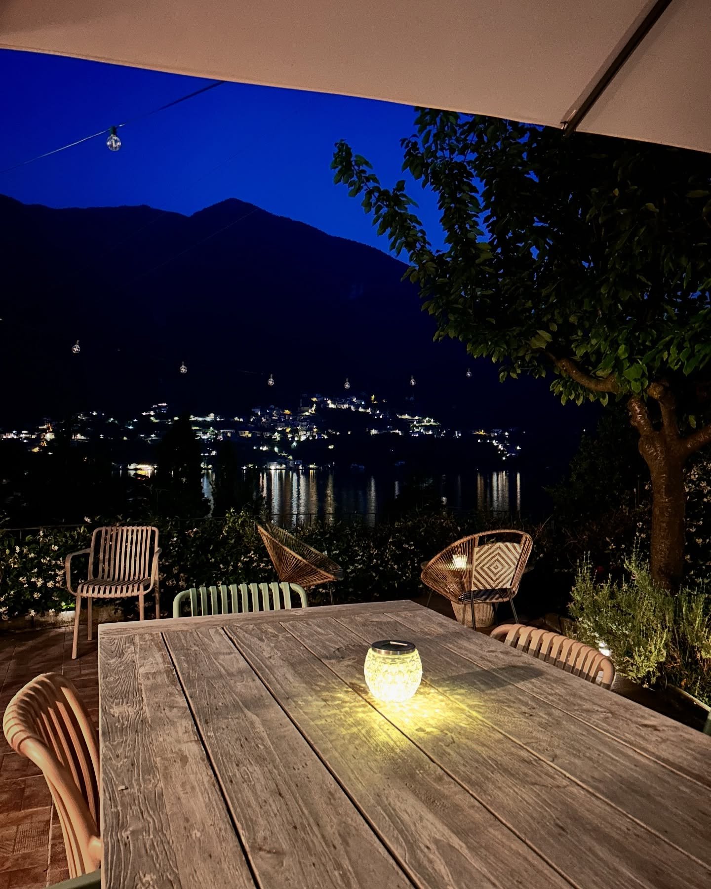 When night falls over the lake, silence speaks.
The view from Ama&rsquo;Ca Dulza is pure serenity &mdash; where peace has a voice, and the stars tell their stories. 🌌✨
____________________

Quando la notte scende sul lago, &egrave; il silenzio a par