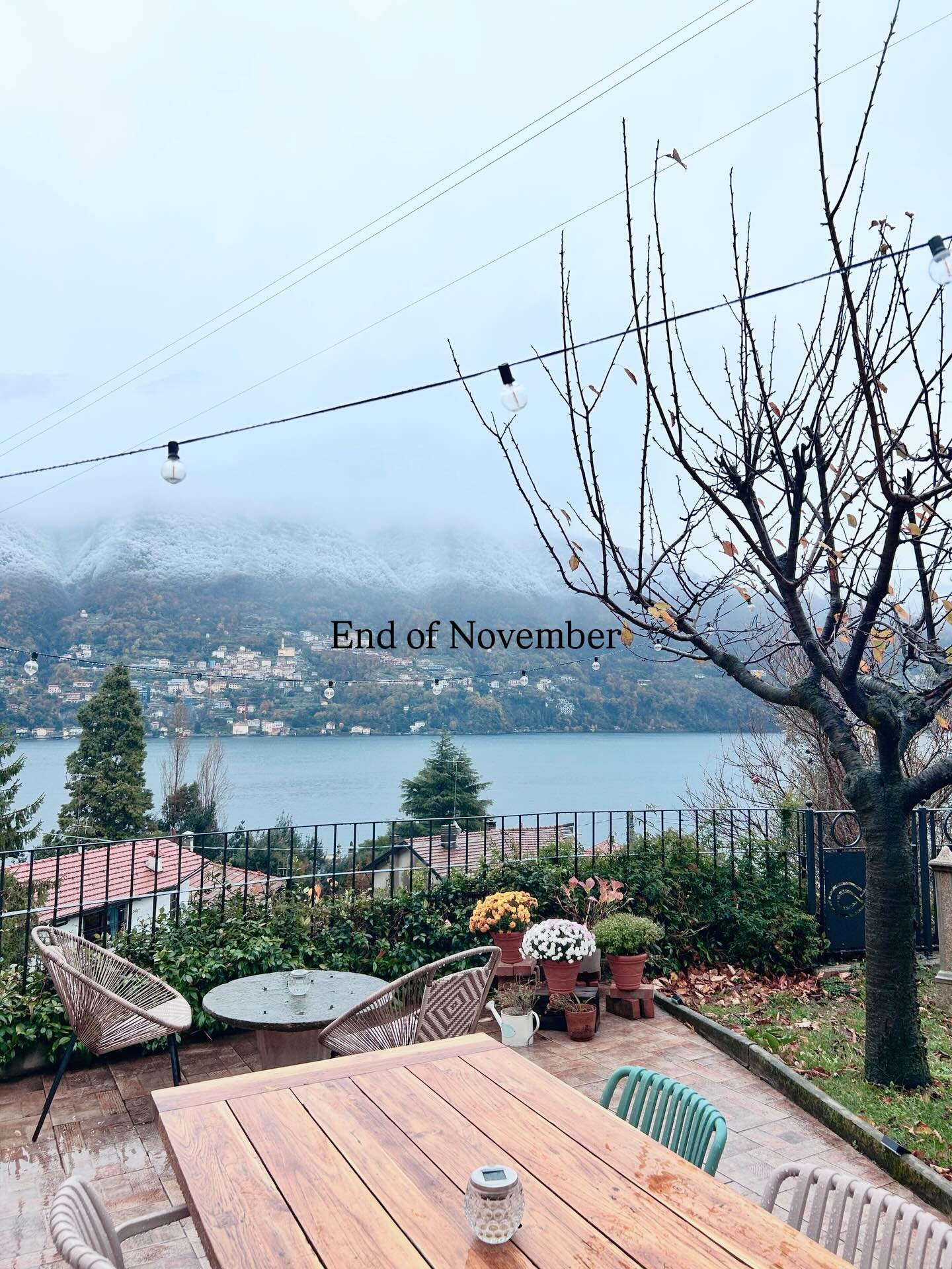 A dusting of snow on the lake and our cherry tree standing bare.
There&rsquo;s something magical about winter arriving &mdash; that quiet sparkle in the air, that little rush of excitement that makes us feel like kids again 

#AmaCaDulza  #LakeComoMa