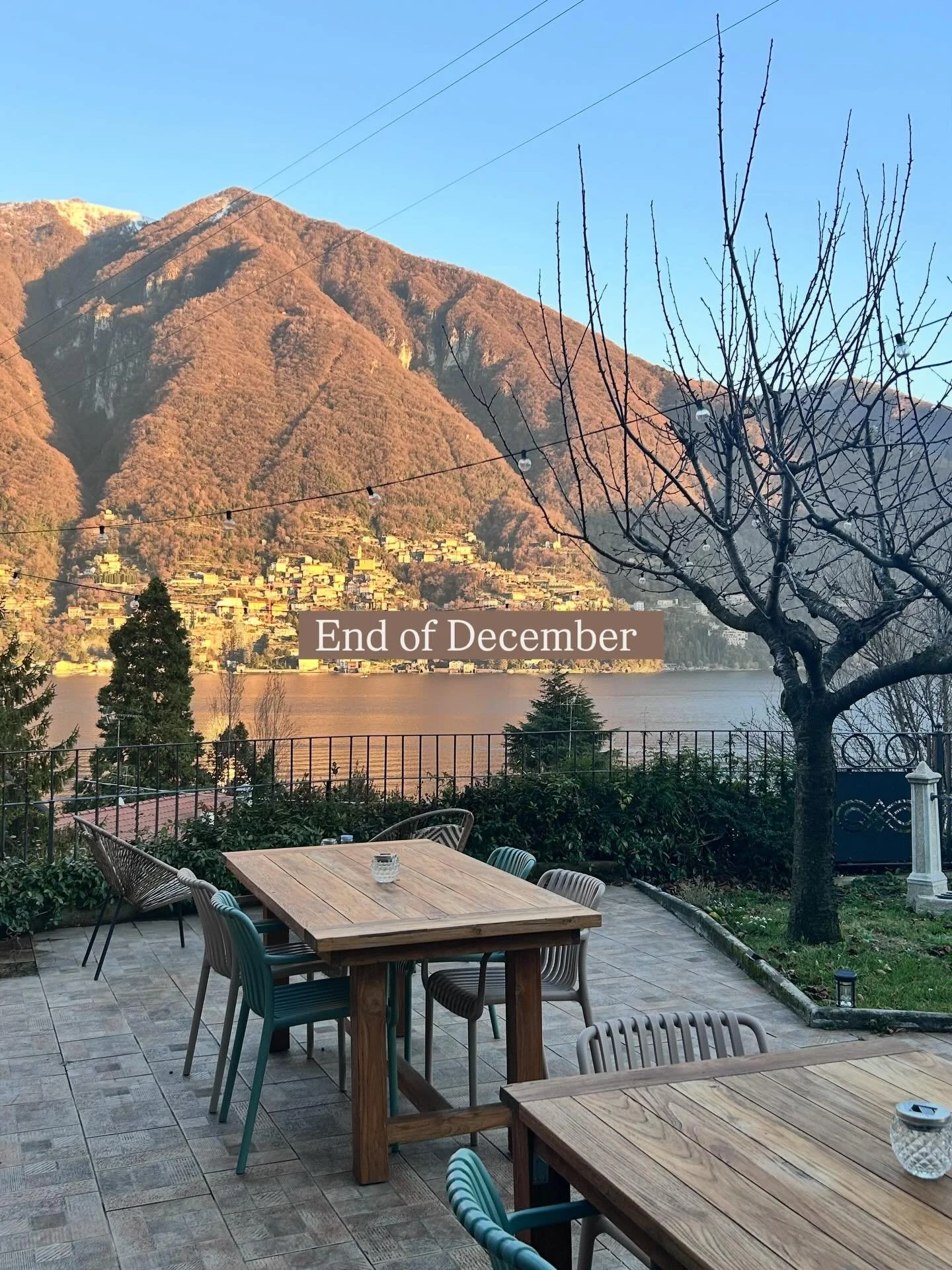 Het jaar loopt ten einde en dit uitzicht blijft me verbazen.
De meeste mensen kijken uit naar warmere dagen om een bezoek te brengen, maar het Comomeer biedt echt het hele jaar door magische momenten. 

#lakecomo #lagodicomo🇮🇹 #winterviews #laglio #amacadulza