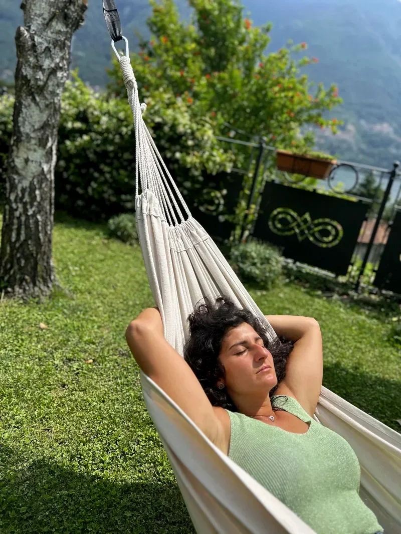 Vrouw die op de hangmat slaapt