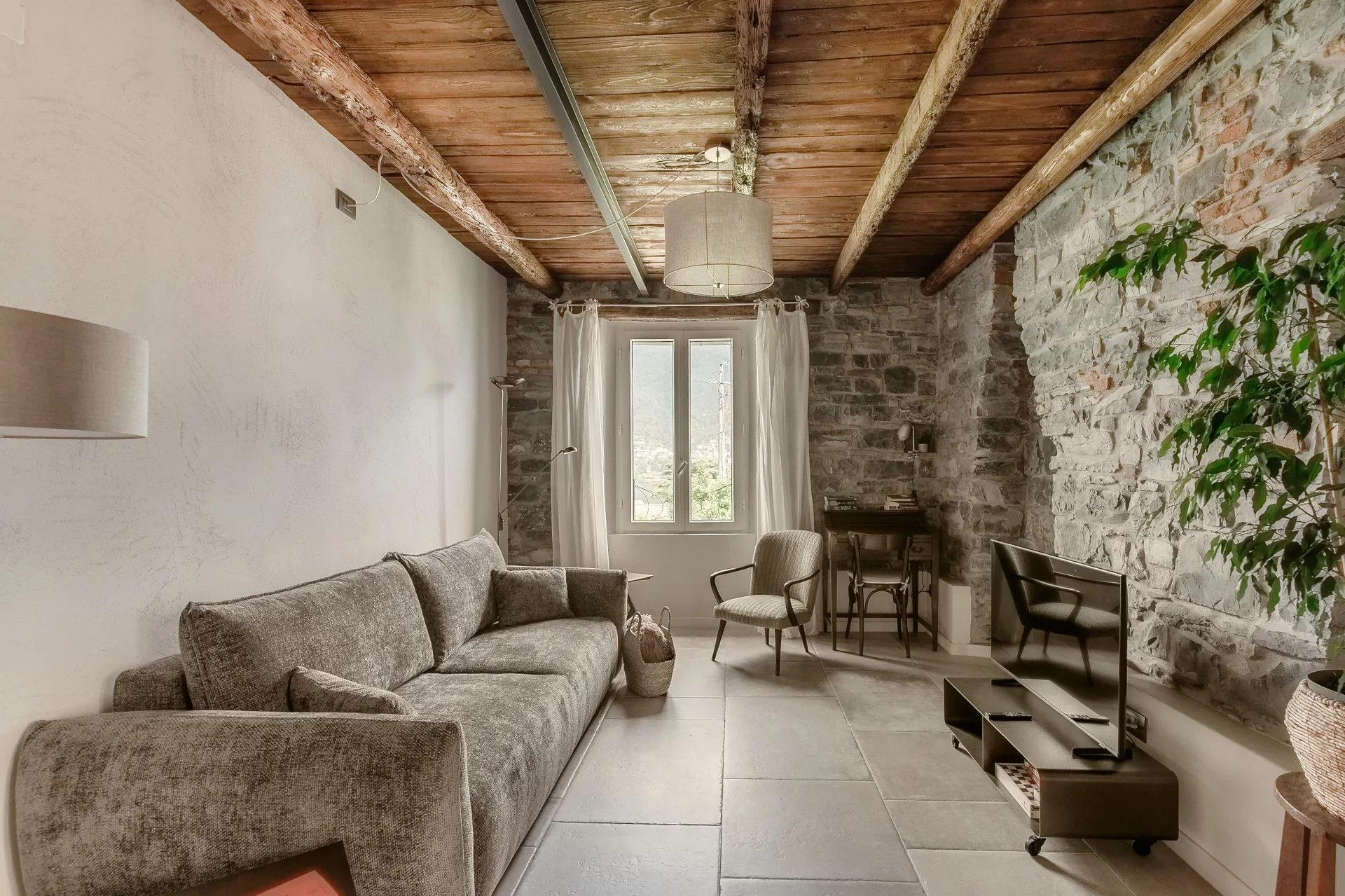 Rustieke woonkamer met stenen muren