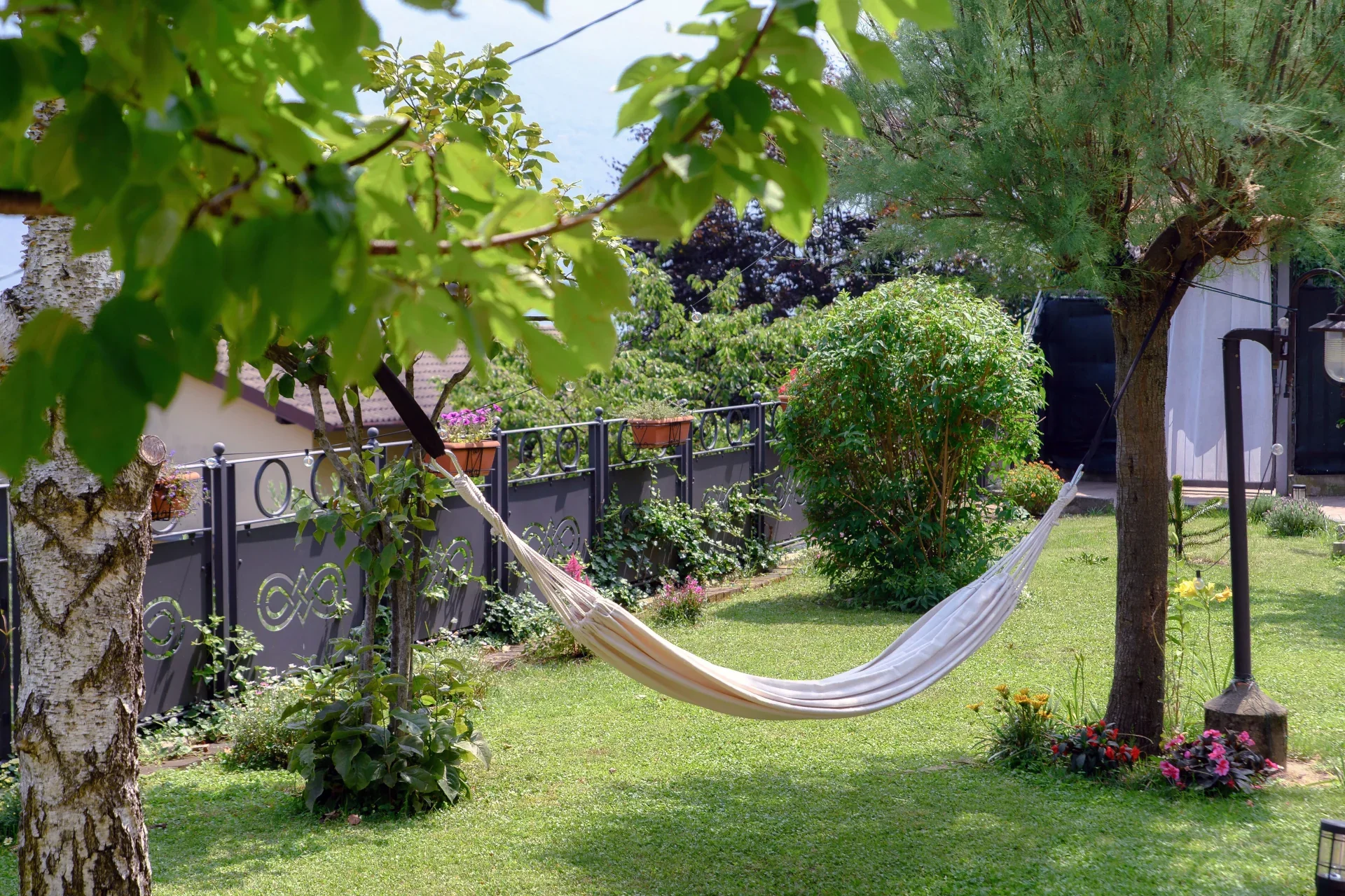 Hangmat in de tuin met uitzicht op het meer