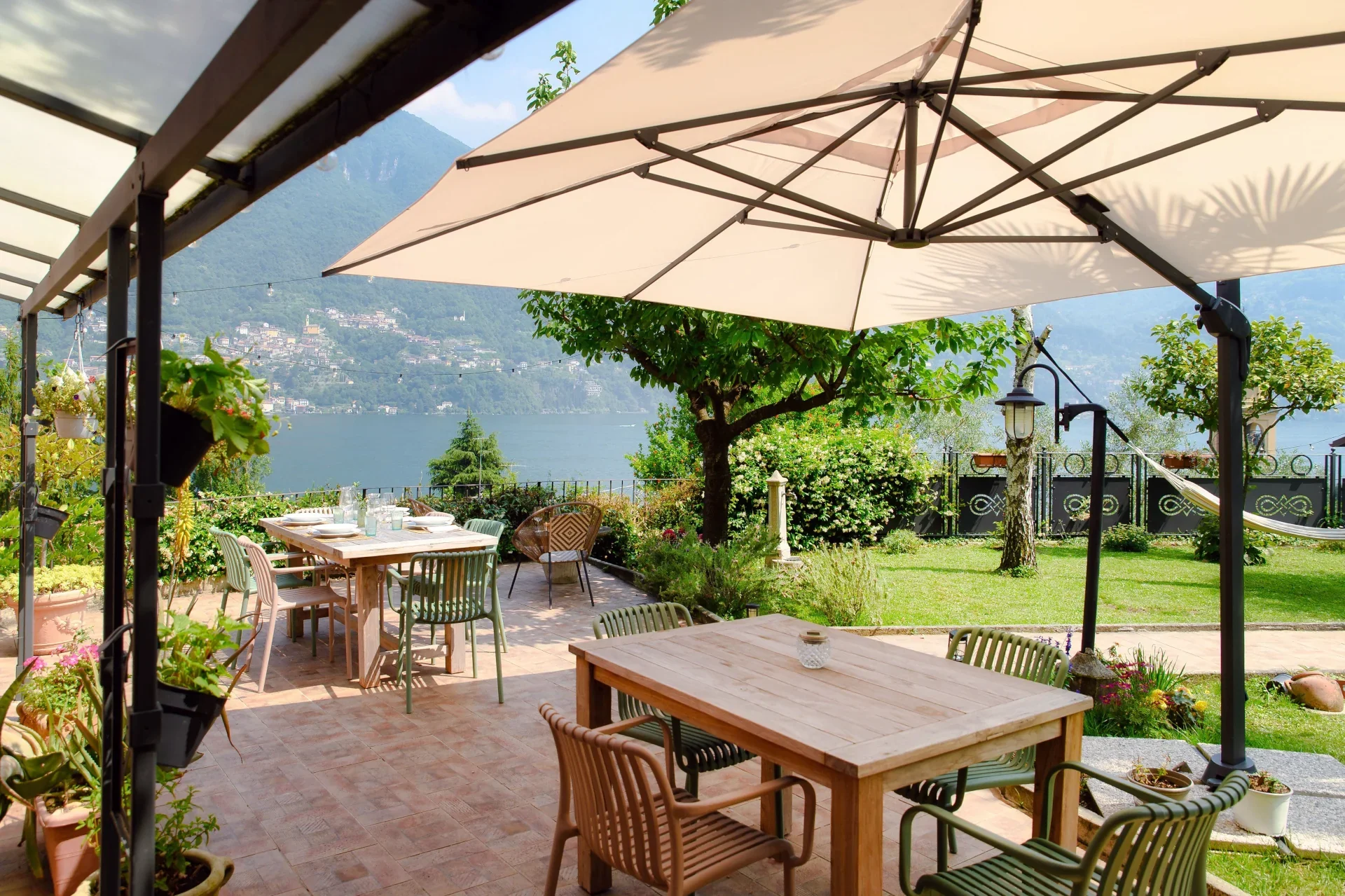 Overdekte eethoek in de open lucht