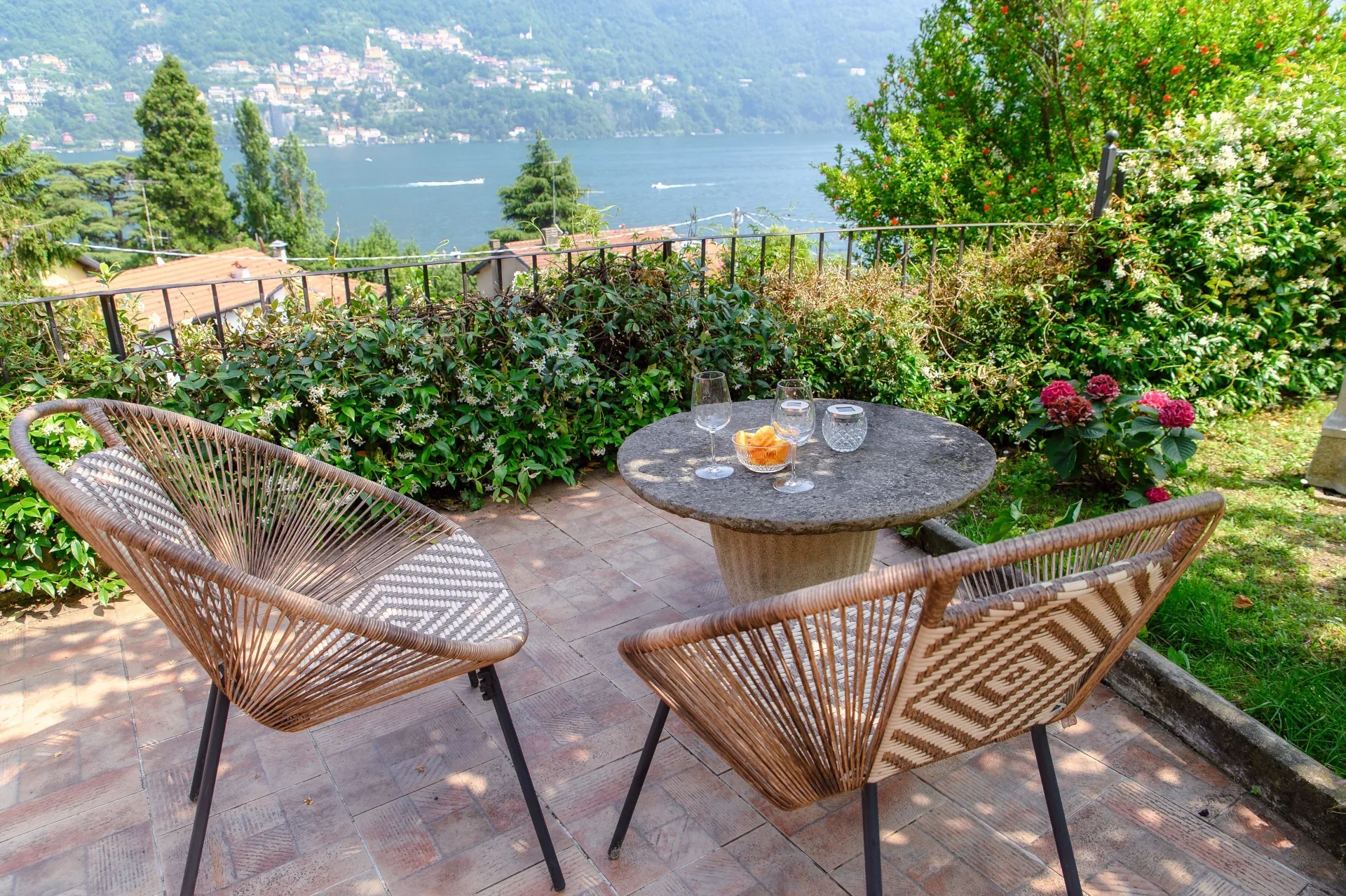 Aperitiefhoek met uitzicht op het meer