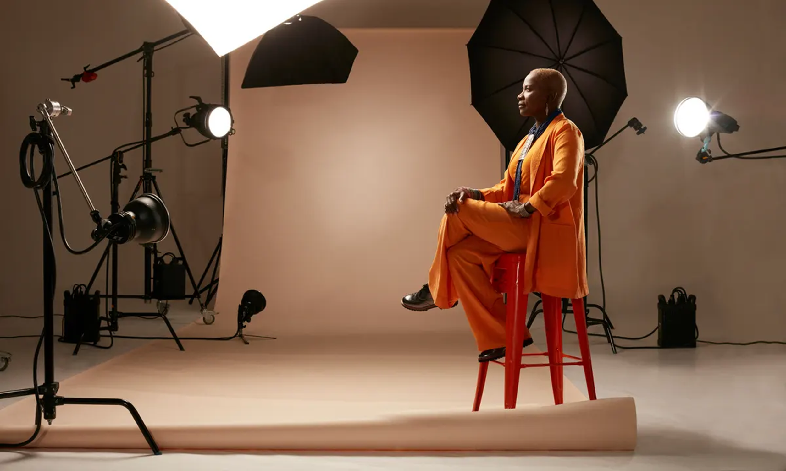 black woman posed foto studio.png