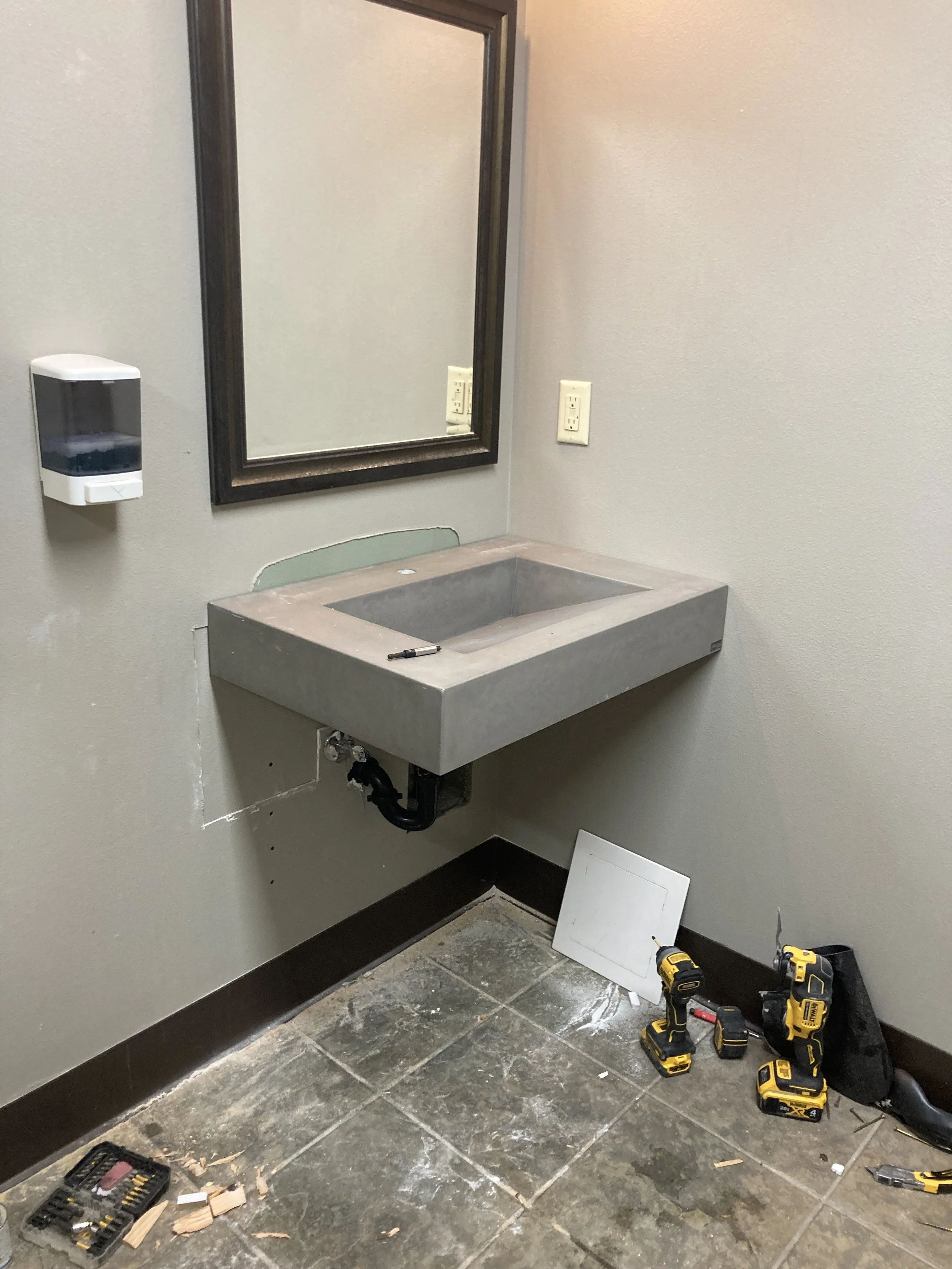 Floating sink mounted