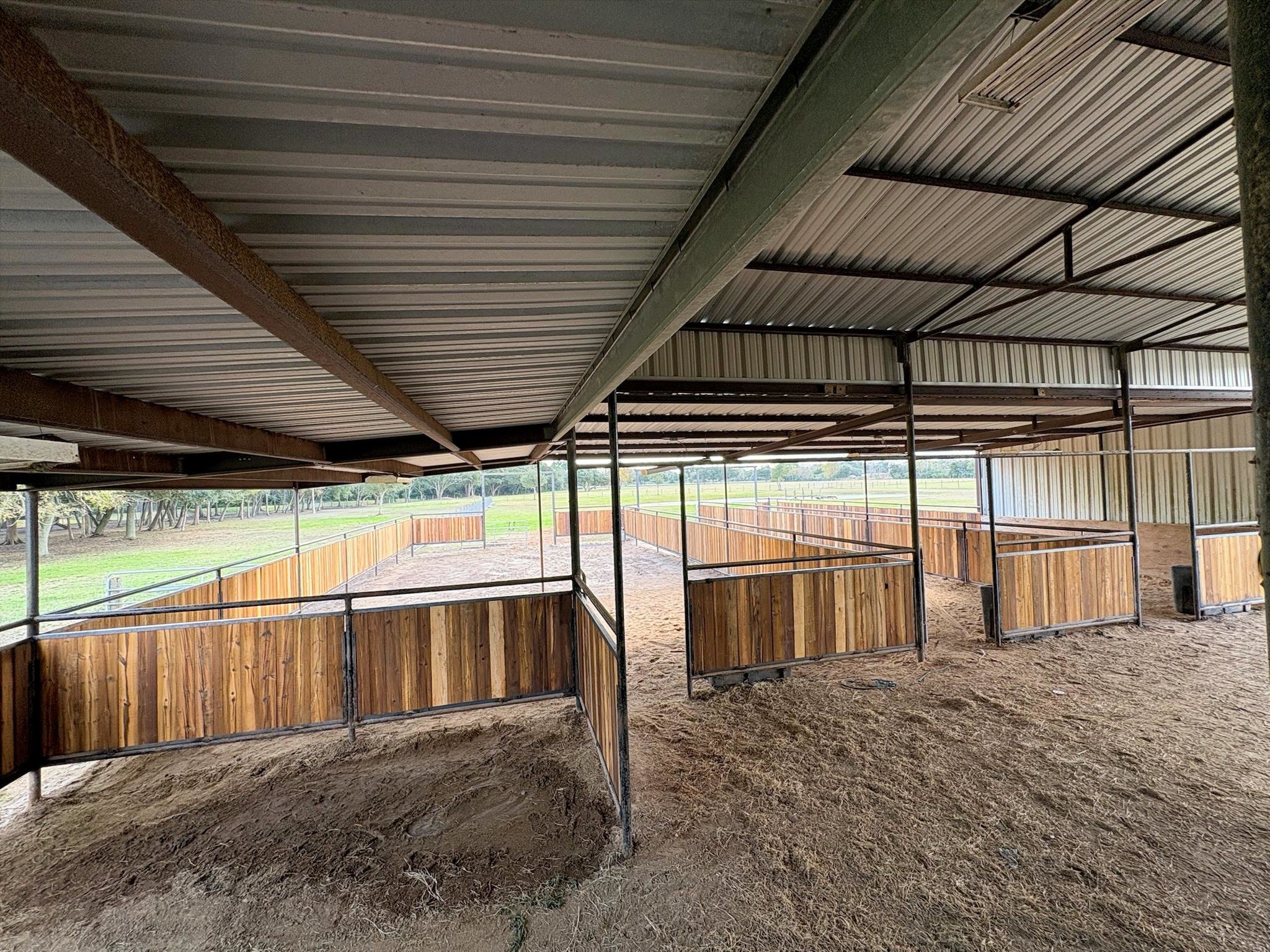 covered.horse.pens.santafe.tx.JPG