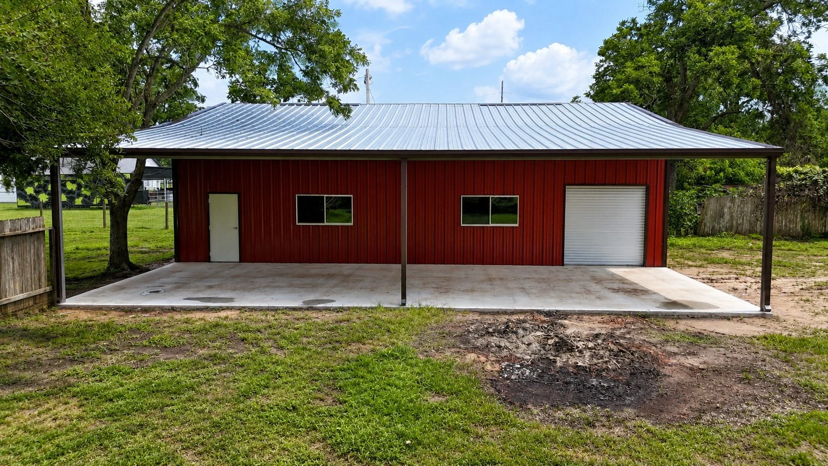 The spacious 20' x 50' lean-to provides covered space for equipment storage, outdoor entertaining, and protection from the Texas weather.