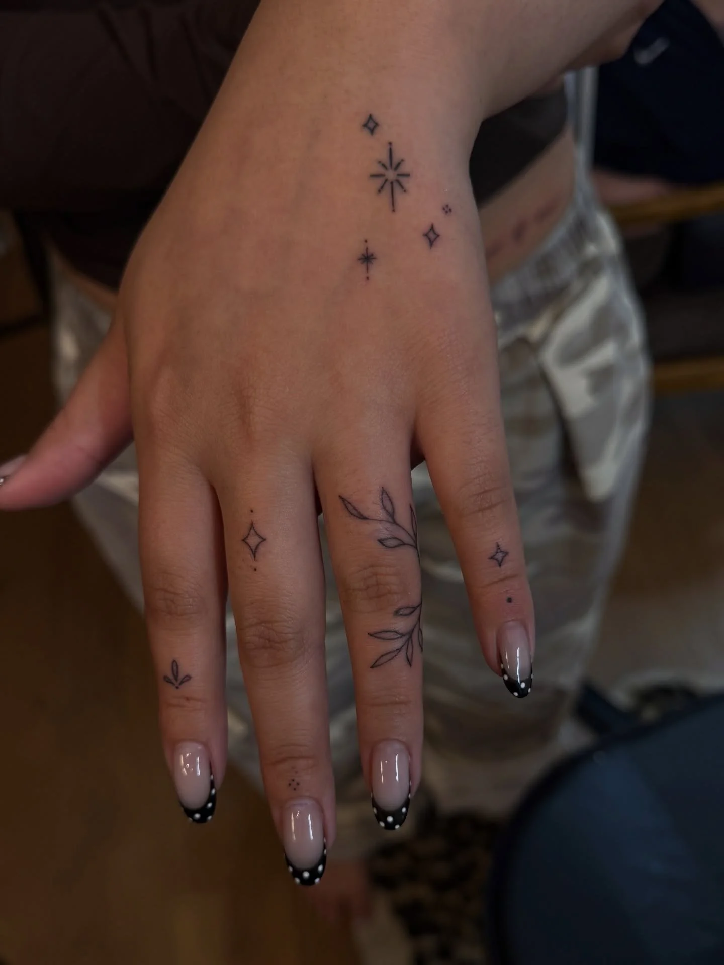 When @lashesssbymikaela lets you freestyle her hand 🔥

@thefulleffecttattoo if this is your vibeeee 

#handtattoo #finelineartist #vtx