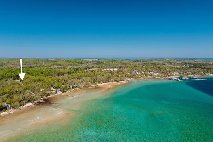 Aerial view of the bay with arrow on the cottage
