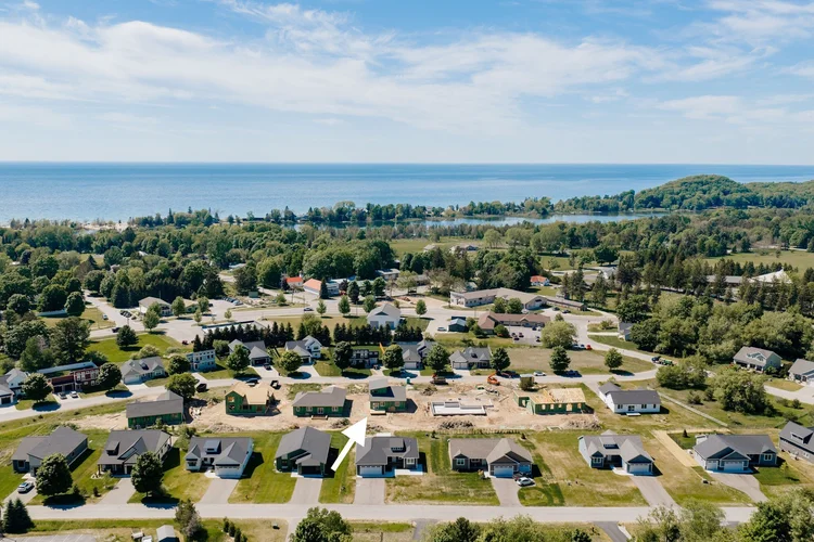 Aerial toward Lake Michigan with arrow marking the home