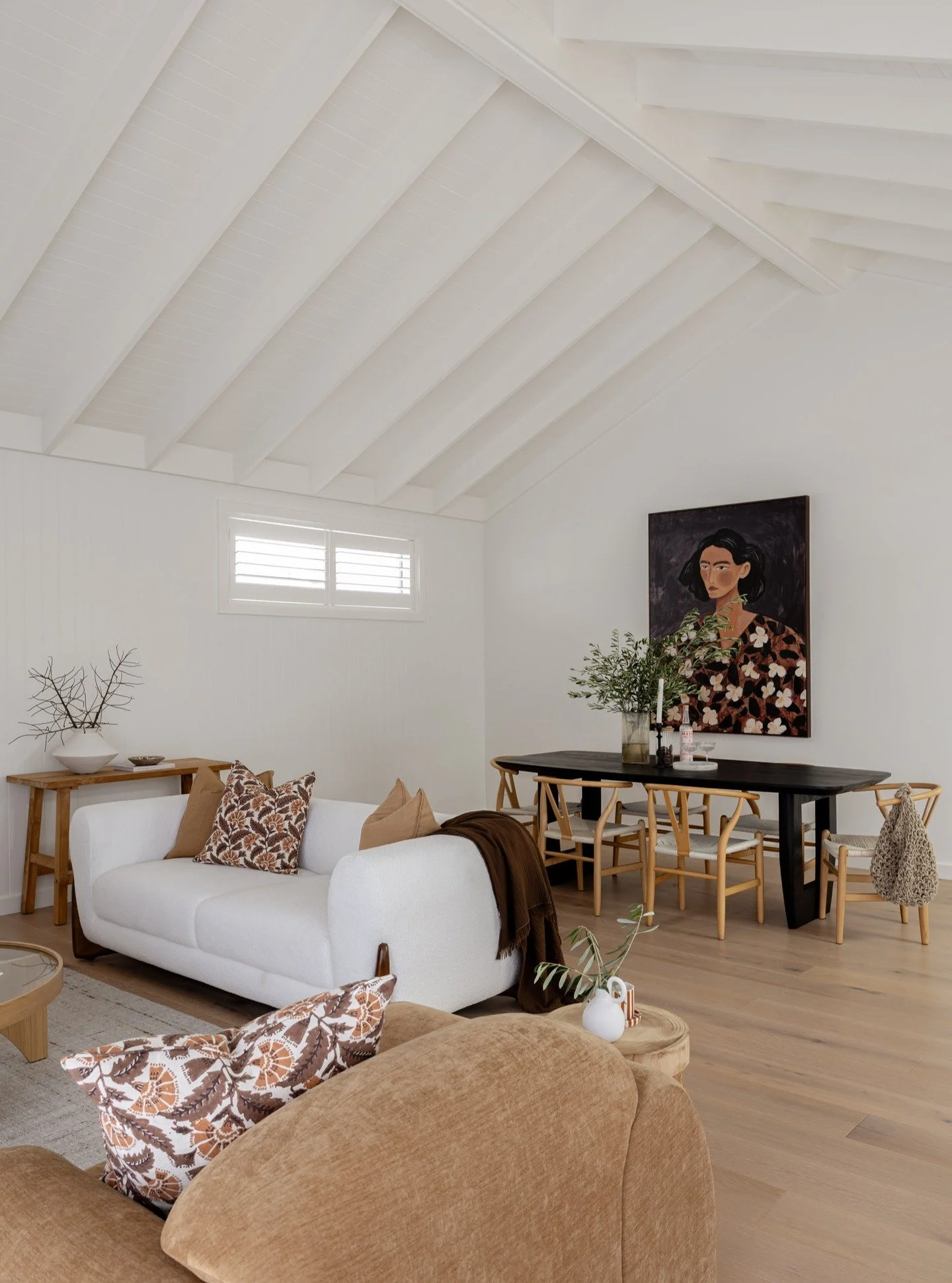 Where light does the heavy lifting. Soft textures, calm proportions, and sun-washed interiors shaped for slow mornings and coastal living.
Project @twelve.upton 
Design and Build @mcdowellhomes 
Photography @anitaandrea__