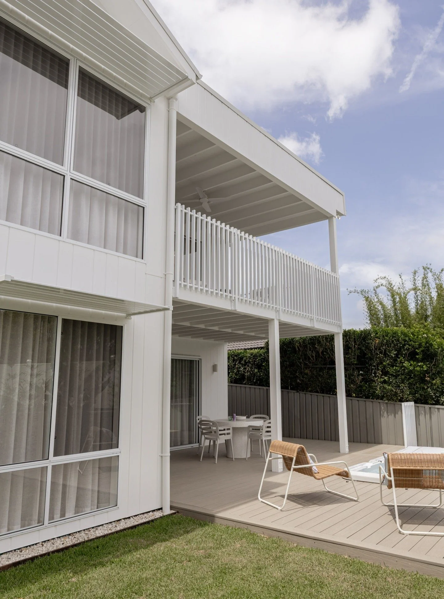 A relaxed renewal. Considered form, natural light, and a home that sits easily in its place.
Project @twelve.upton 
Design and Build @mcdowellhomes 
Photography @anitaandrea__