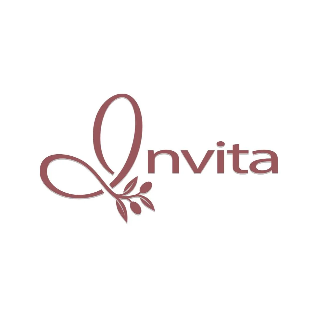 Logotipo con la palabra 'Invita' en color marrón y un diseño de mariposa estilizada con hojas.