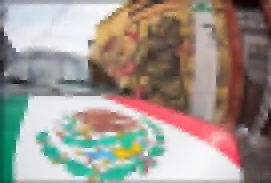 Logo de la embajada de México sobre una mesa