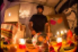 Persona en una fiesta con decoraciones y comida, en un ambiente festivo y cálido.