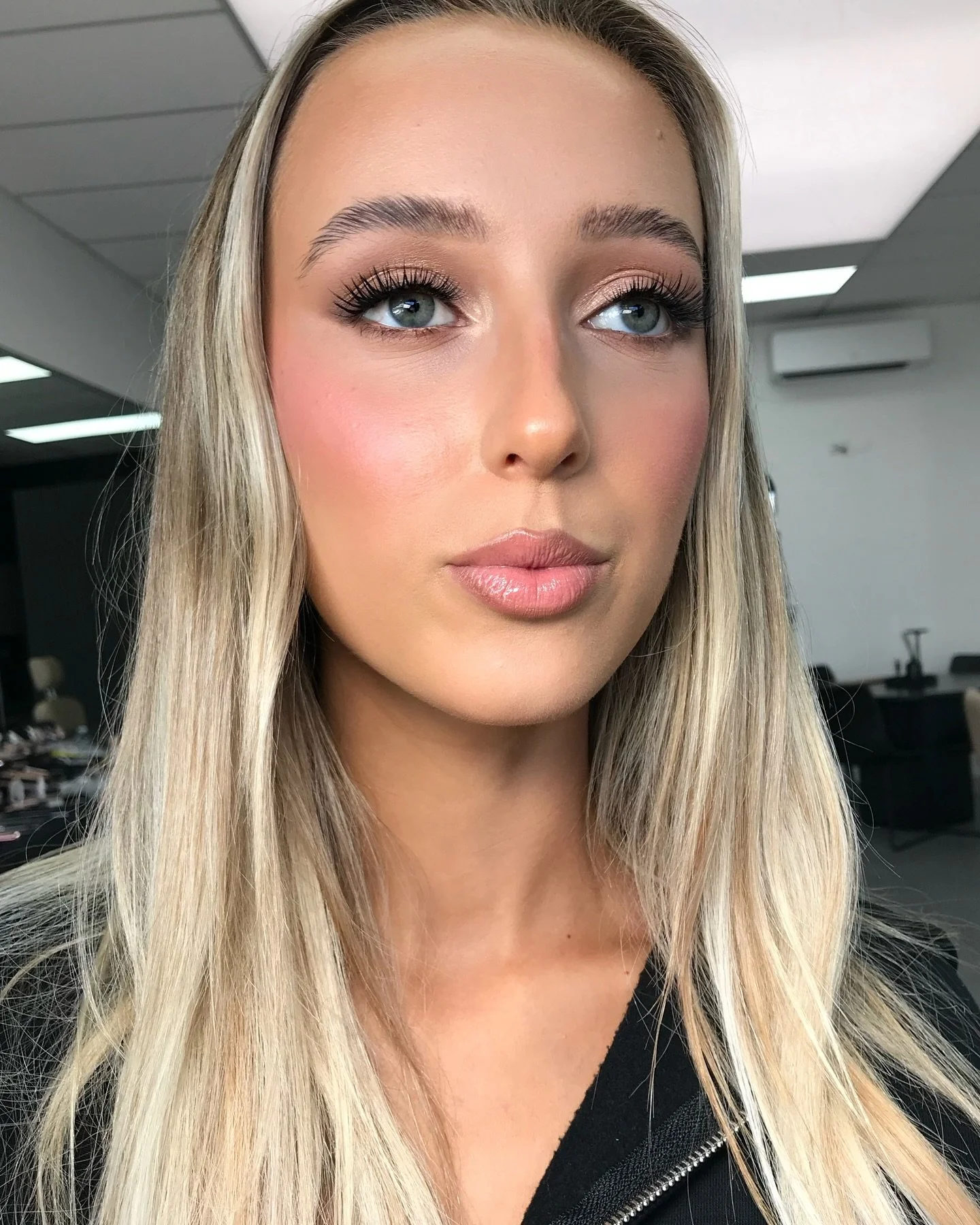 THE POWER OF TIGHT LINING

ZOOOOOM IN!!!

Having the depth in that lash line just does something to the eyes! The flesh may appear more prominent on some eye shapes than others, but it&rsquo;s a step I simply don&rsquo;t miss in my makeovers, particu
