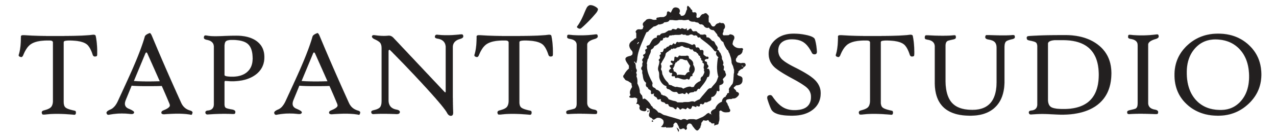Logo en blanco y negro que lee Tapanti Studio.