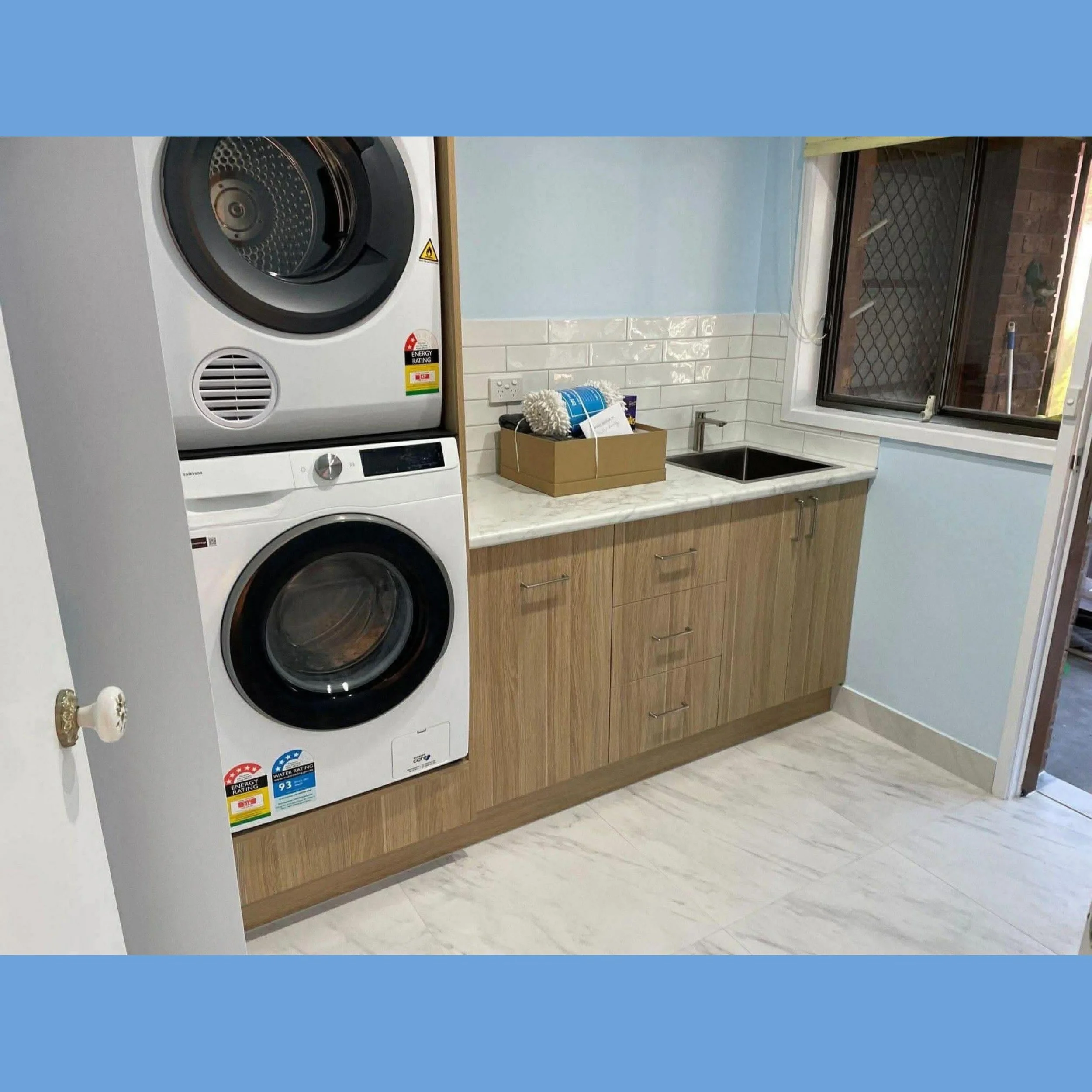 From laundry to bathroom and everything in between.
This complete renovation transformed three essential spaces into a modern, practical and timeless design, featuring floor-to-ceiling tiling and a spacious walk-in shower.
Ready to start your own ren