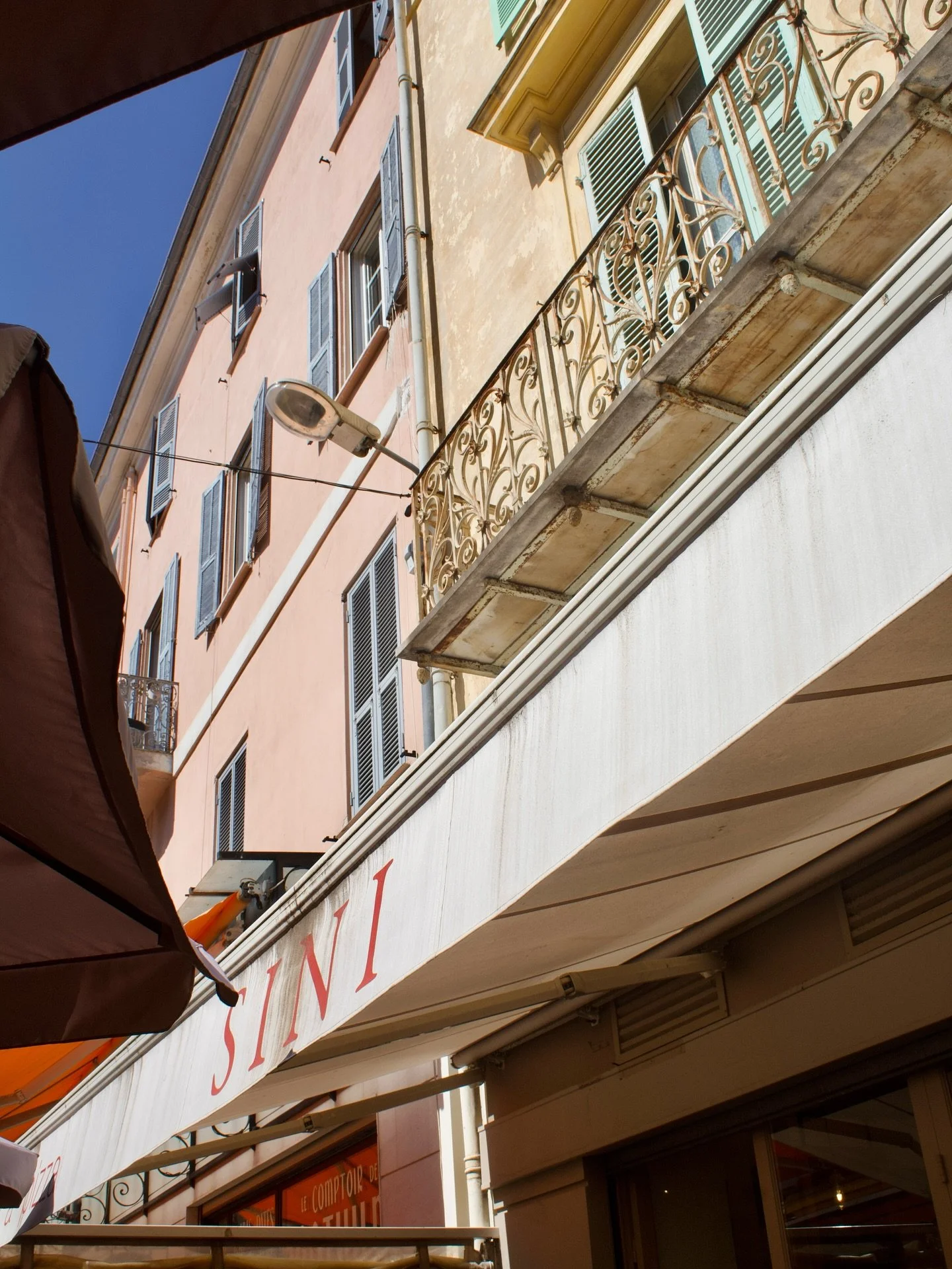 Artisanal pizza, alfresco dining and a warm Mediterranean ambiance &mdash; @sini.pizza is Menton&rsquo;s taste of authentic Italy 

📍 Sini, 7 Rue des Marins, 06500 Menton, France

#travel #foodie #mentonfrance