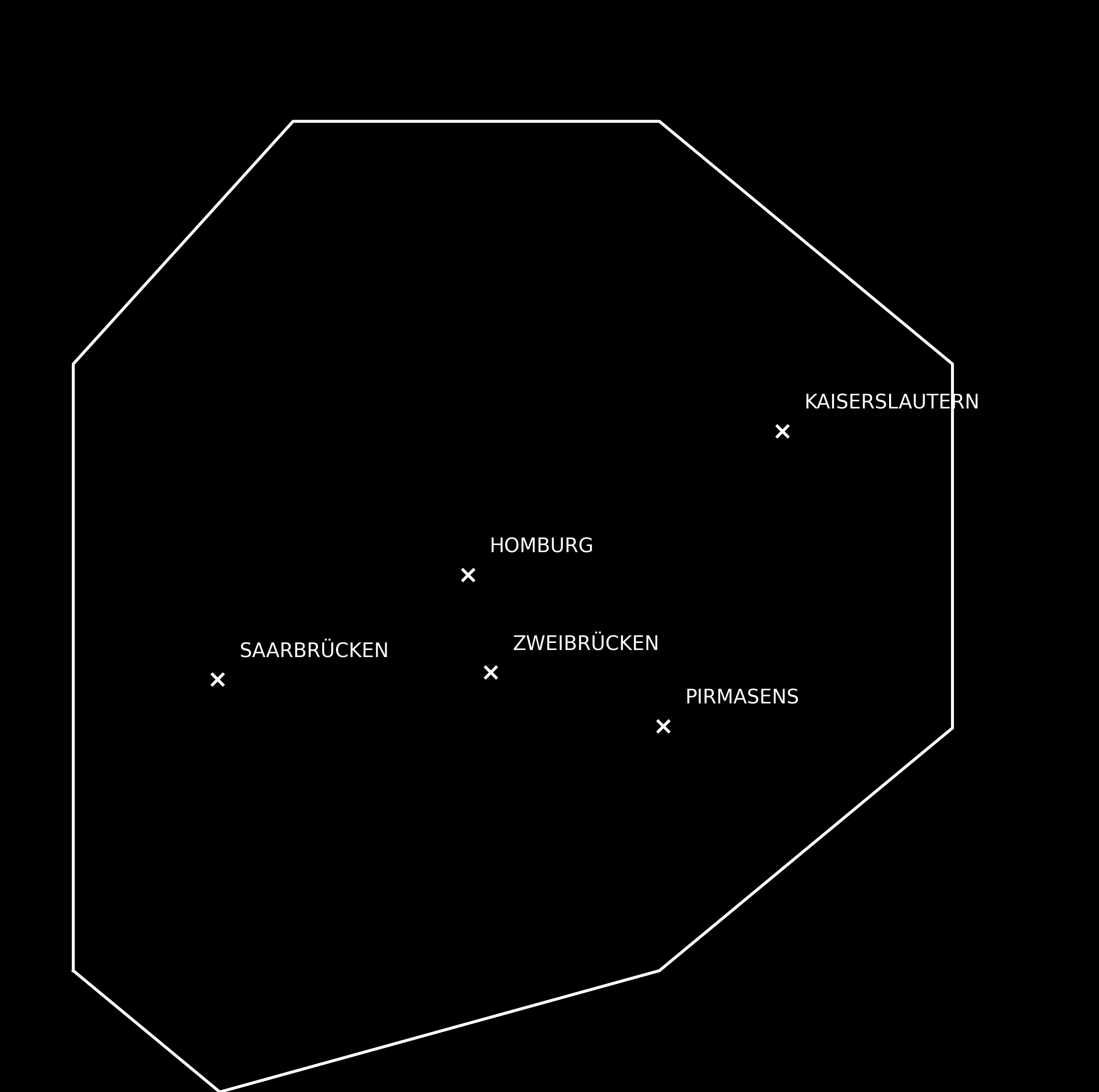 Eine geografische Karte mit der Markierung der Stadt Homburg, Saarbrücken, Zweibrücken, Pirmasens und Kaiserslautern auf einem schwarzen Hintergrund. Die Kartenkontur ist weiß, die Labels sind weiß. Hoch im Bild ist Kaiserslautern, links die Saarbrücken, Zentrum Homburg, rechts Pirmasens, unten Zweibrücken.