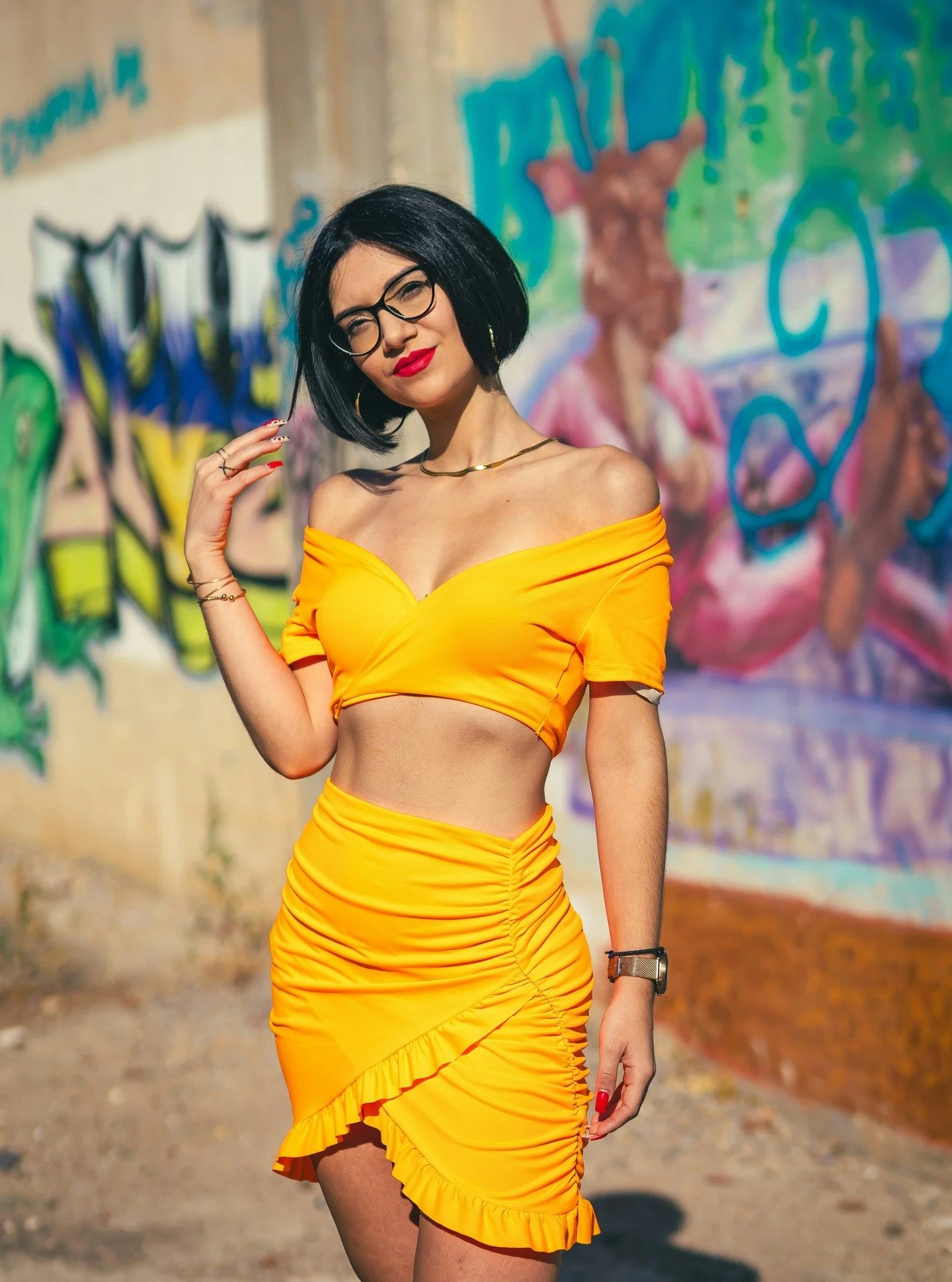 Bold colors, bold vibes ❤️💛
Red lipstick and a yellow dress against a graffiti backdrop just hits different. Loving the contrast and the energy from this shoot 🎨📸✨

#yellowdress #redlipstick #graffitibackdrop #colorvibes #streetstylephoto #urbanmo