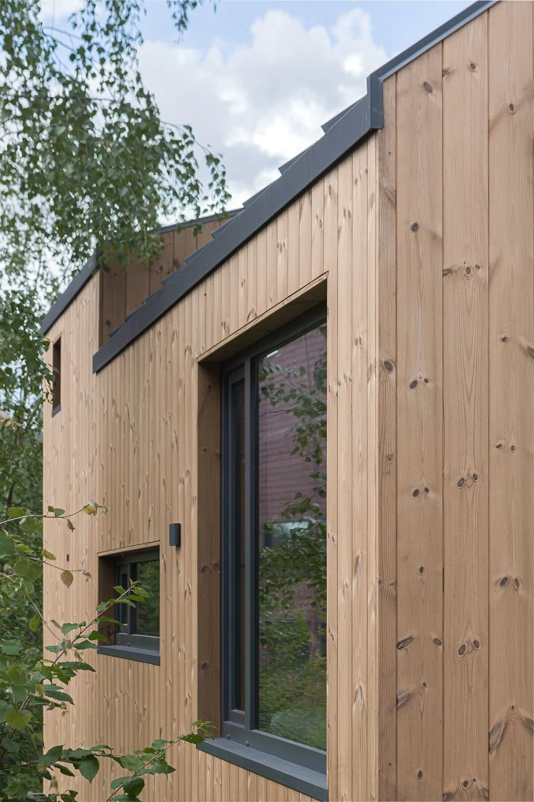 Mikrohuset Meili fra Forward Homes – eksteriørbilde i hage. Bygget for norske forhold, TEK17-godkjent, leveringstid 14–18 uker.