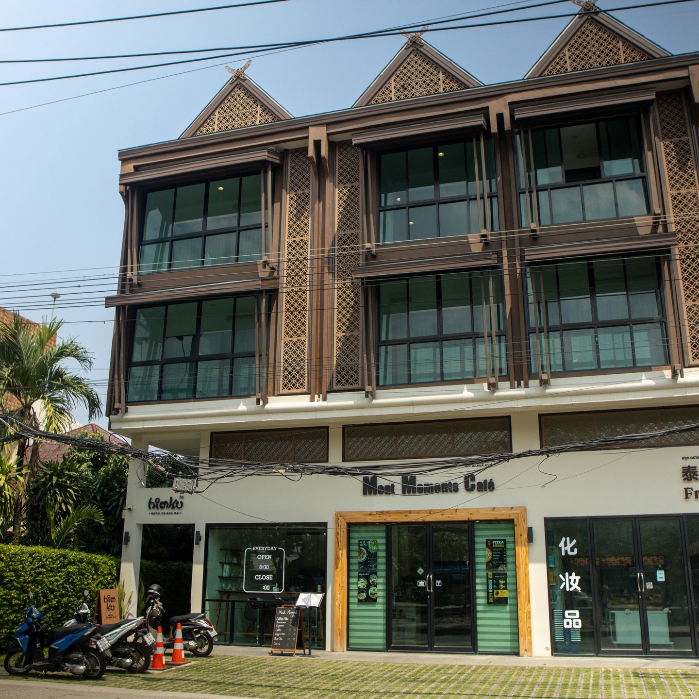 Good coffee and a hearty breakfast are now only footsteps away, precisely below our hotel! Welcome to Moat Moments Caf&eacute;.