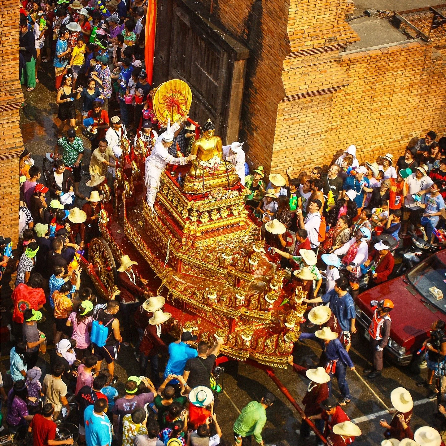 Want to be in pole position for the world&rsquo;s biggest water fight?

At Himku, one step outside the door and you've joined the party!

We still have rooms available for direct sale only, so contact us immediately for details.

info@himkuhotel.com