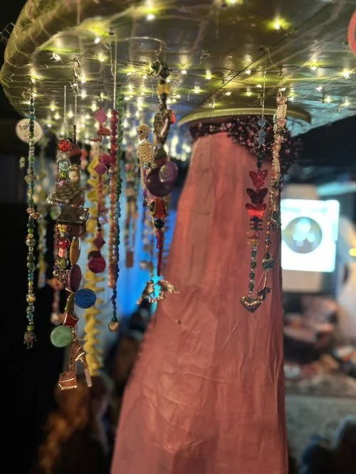 Tämän sinenen takana on opetusmonttu. Taide: ...