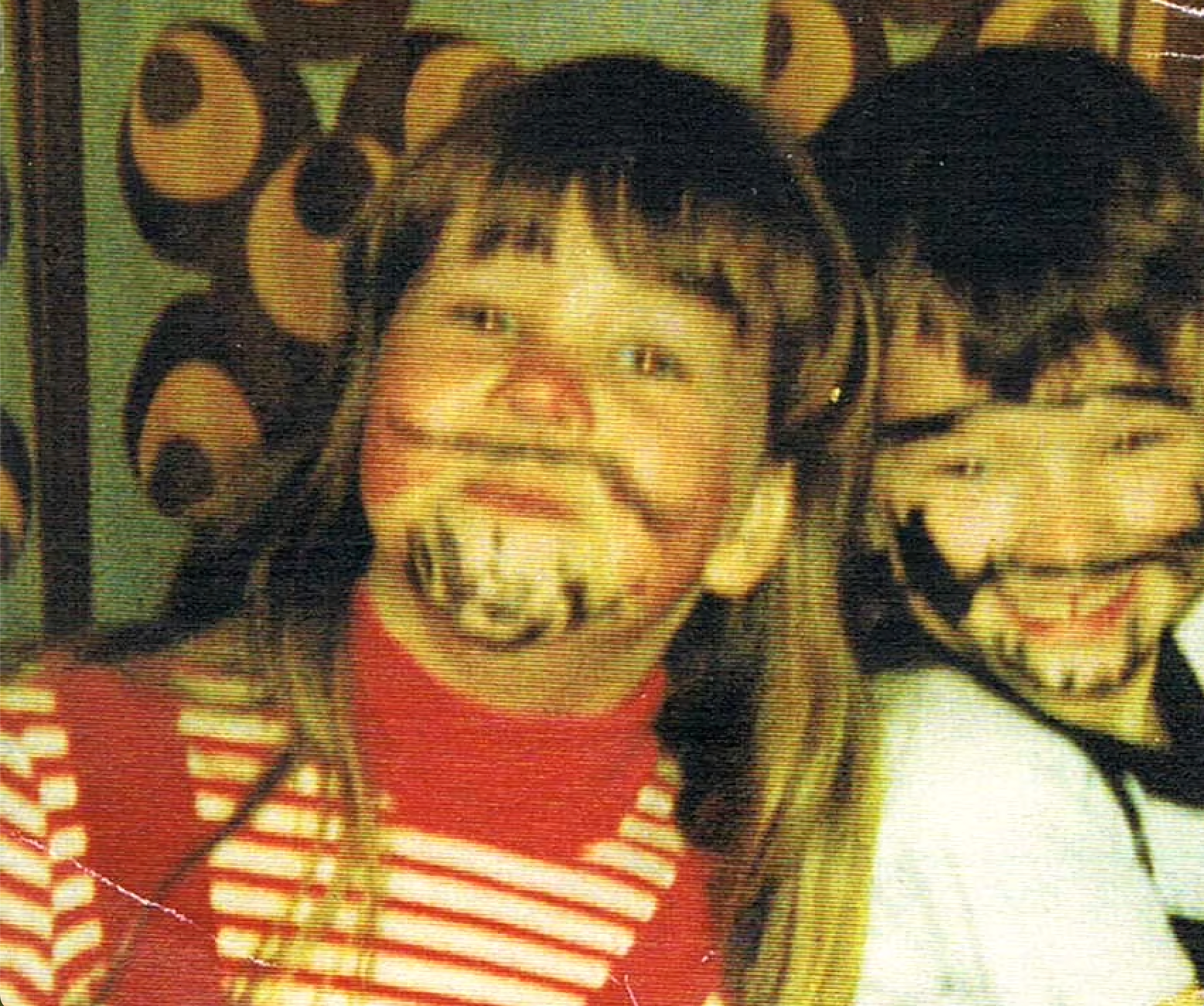 Valokuva 80-luvulta, jossa lapset on maalanneet itseleen viikset ja parran vesiväreillä.