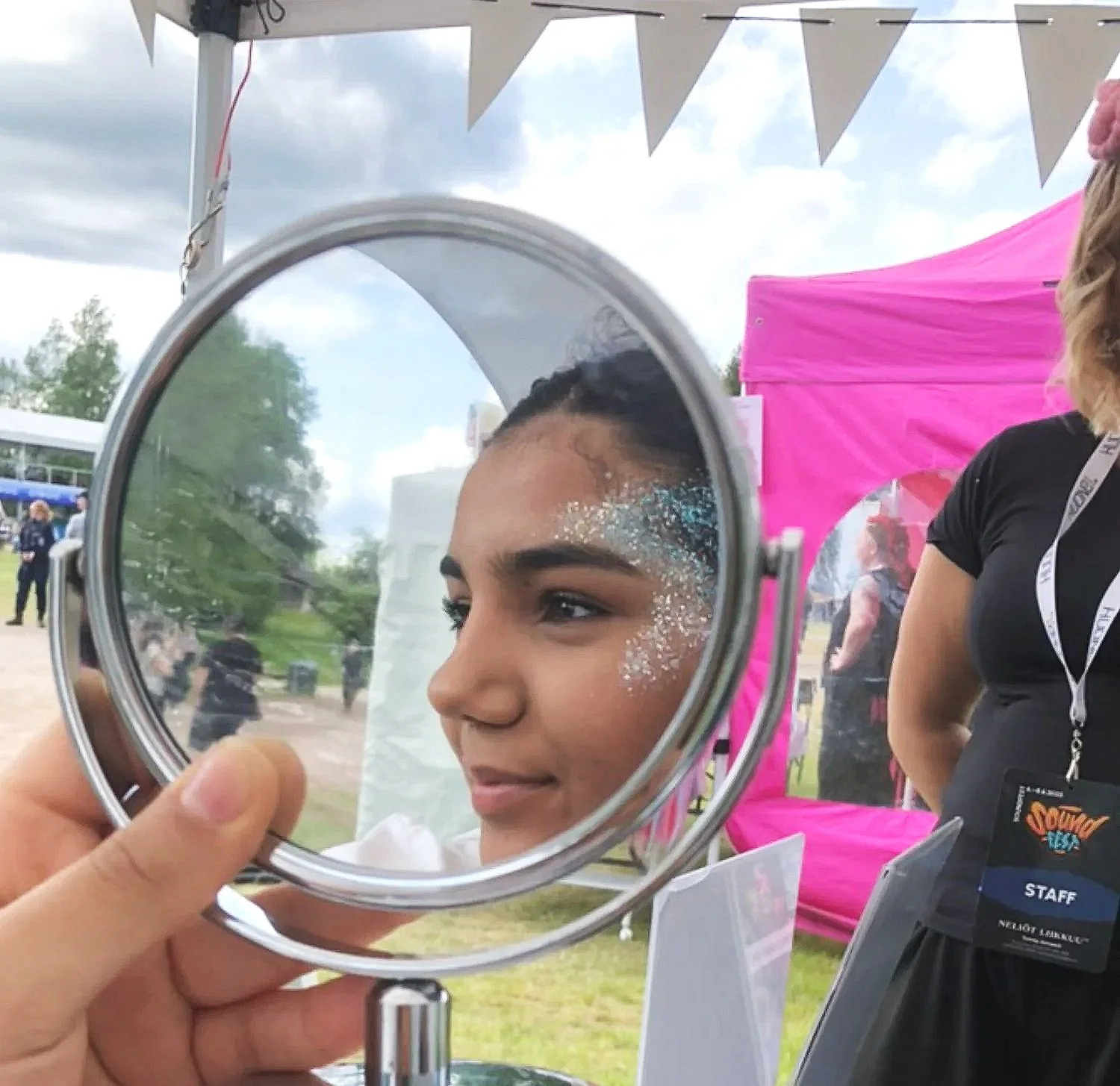 Sound Fest festariglitteri, sinistä ja hopeaa.