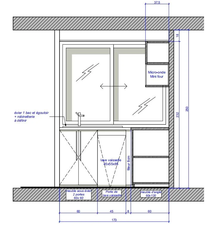 Plan de cuisine avec dimensions et emplacements pour différents appareils et meubles, y compris un évier, micro-ondes avec mini four, lave-vaisselle, porte lave-vaisselle, et étagères.