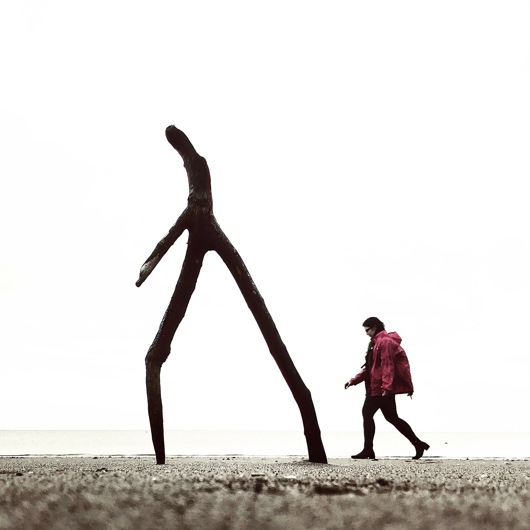 stick-figure-art-alberto-giacometti-perspective-portobello-beach-figure-walk-thin-paul-macphail-1800px-027.JPG