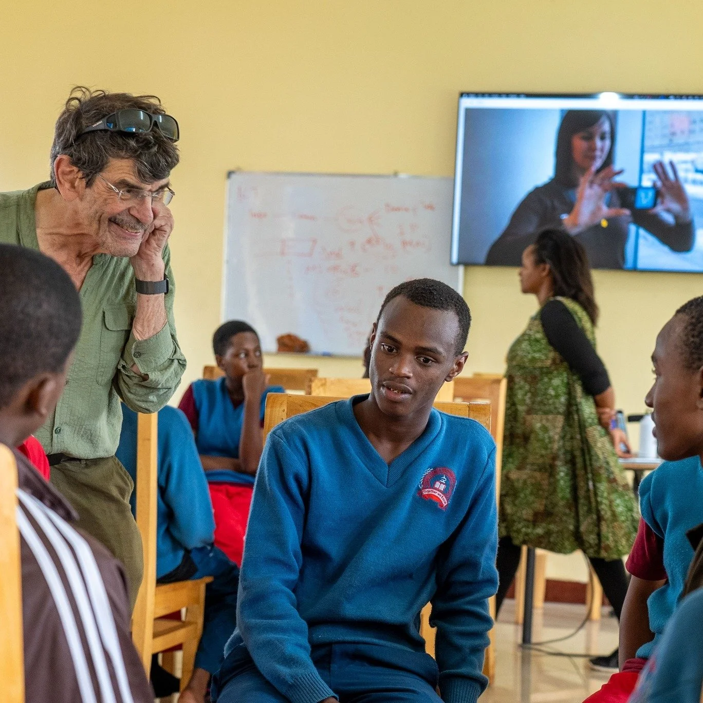 Our students had inspiring sessions with Henry Tenenbaum, exploring the art of powerful storytelling through journalism. During the workshop, students learned how to distinguish between narrative journalism, feature writing, and opinion commentary, w