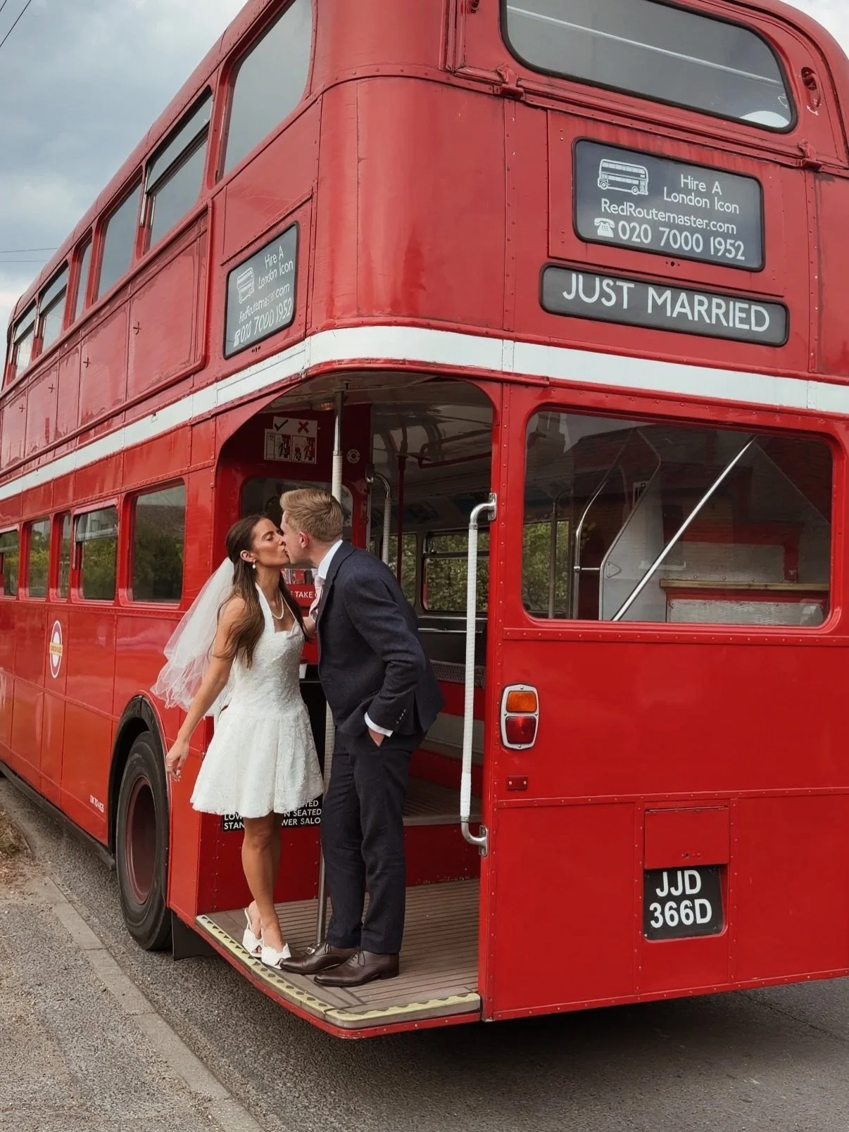 POV: The perfect London wedding ✨

A little glimpse into Kelly &amp; Dean&rsquo;s beautiful civil ceremony at @adaytorememberlondon.